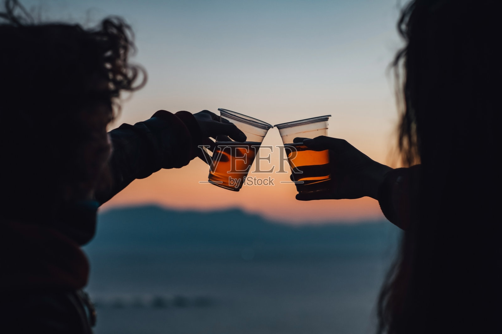 日落时分喝啤酒的好朋友照片摄影图片