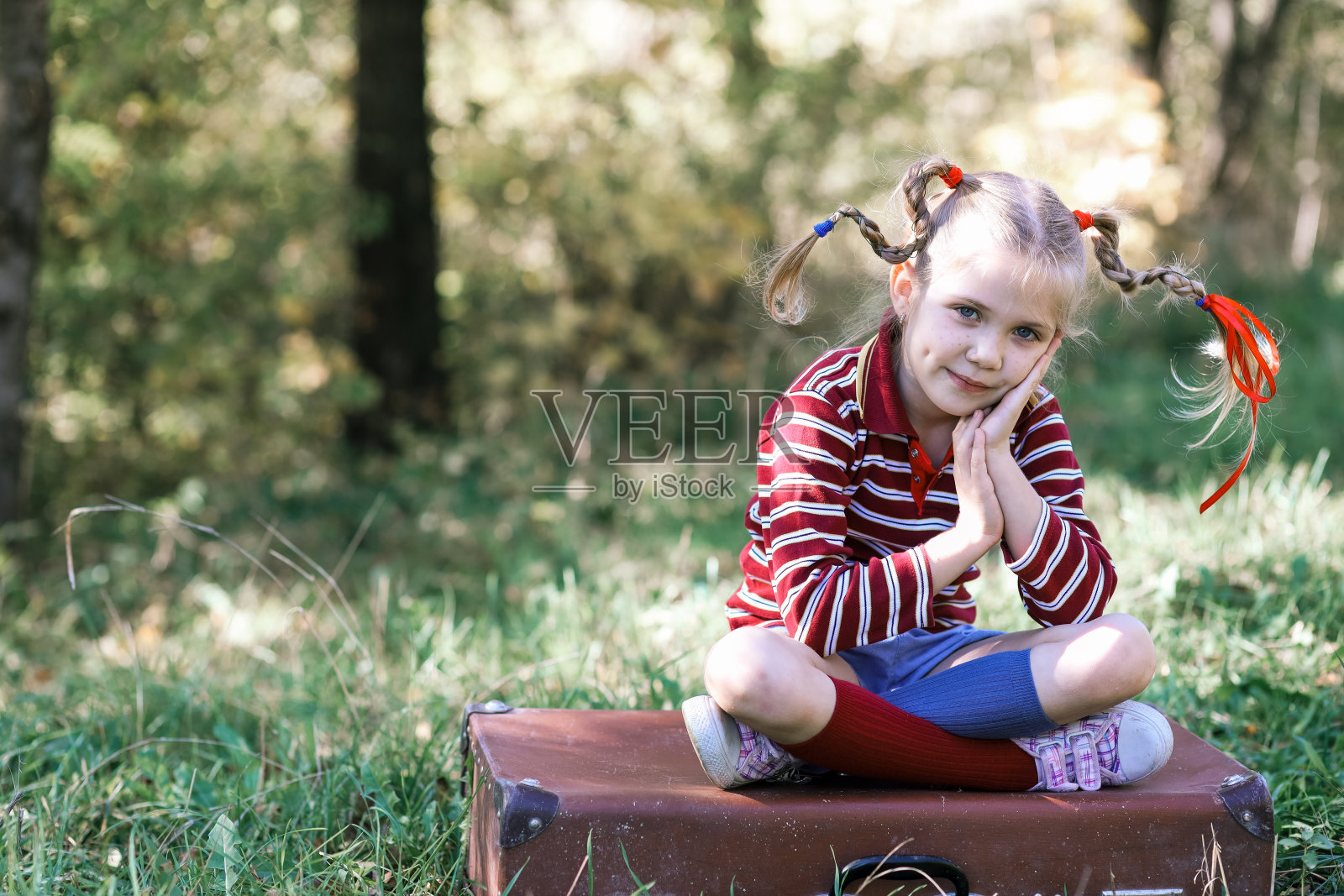 皮皮长袜子形象里梳着马尾辫、长着雀斑的滑稽女孩照片摄影图片