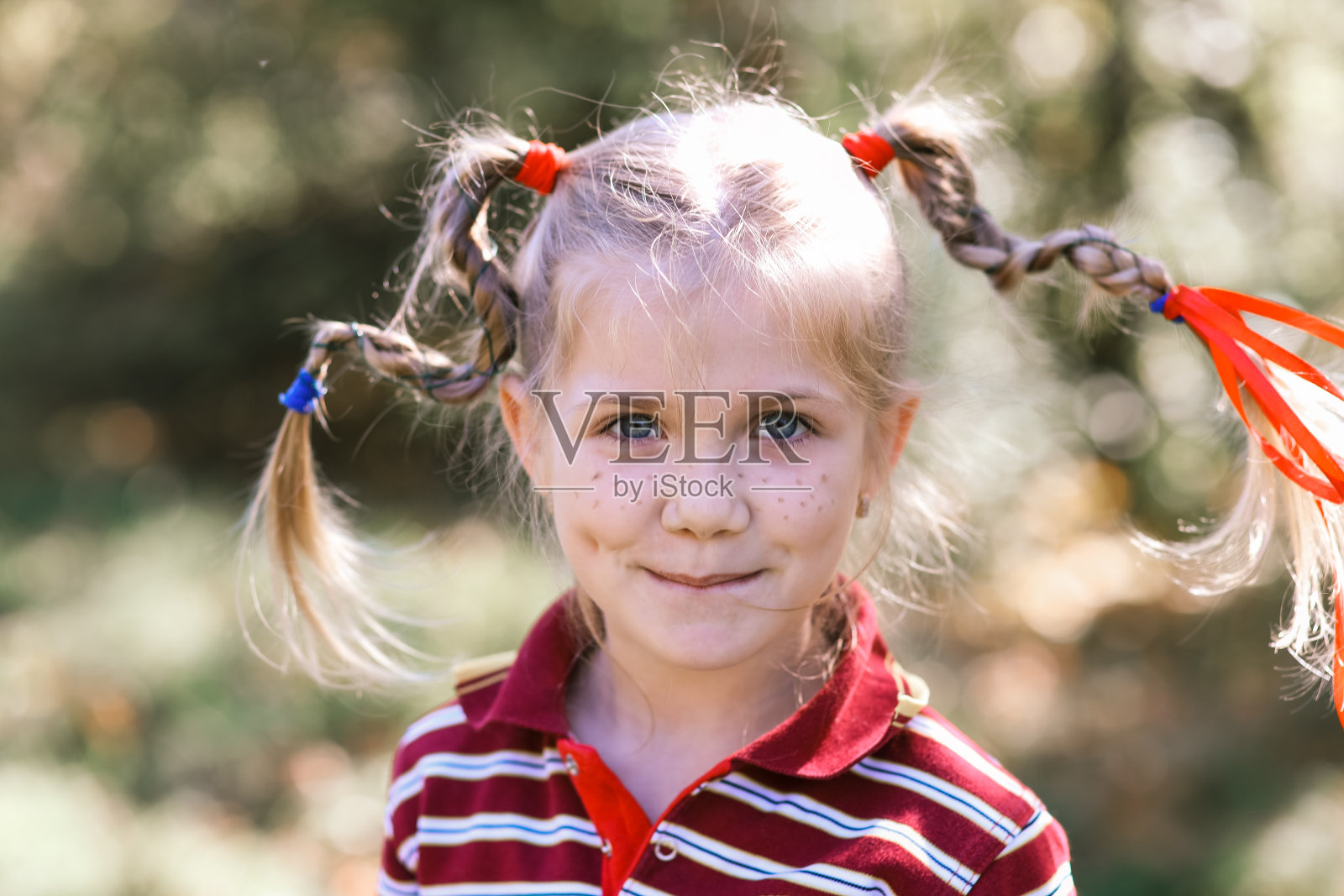 皮皮长袜子形象里梳着马尾辫、长着雀斑的滑稽女孩照片摄影图片