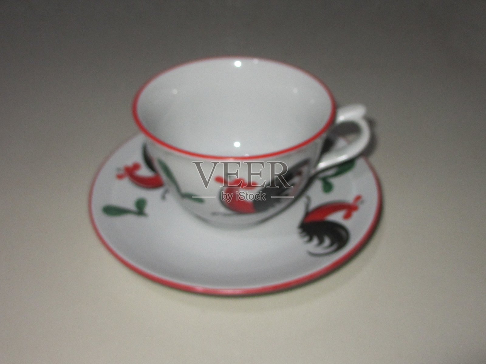 模糊茶杯与公鸡图像孤立在白色背景上照片摄影图片