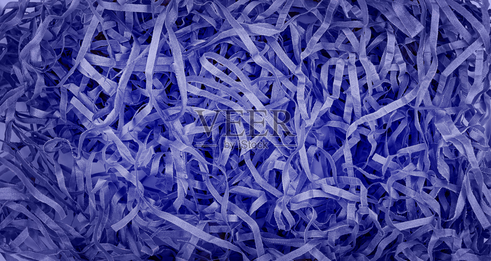 剪纸剪成薄薄的丝带，颜色非常佩里的一年照片摄影图片