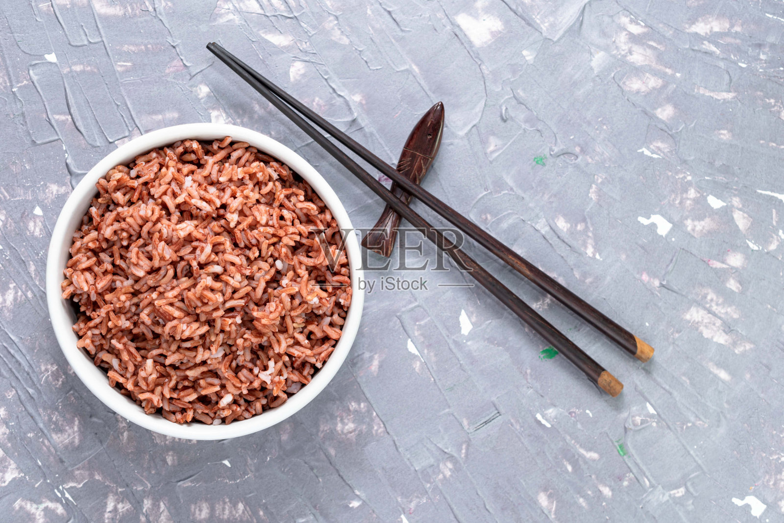 米红色碗孤立在灰色背景。亚洲食物煮熟。照片摄影图片