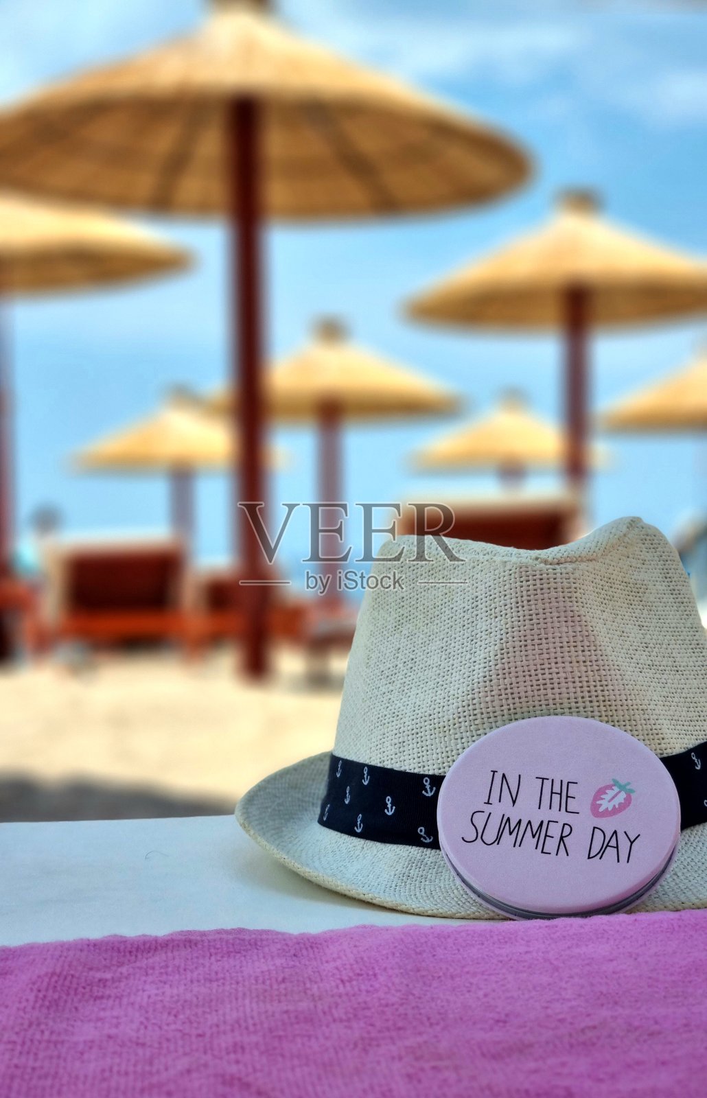 沙滩上凉爽的夏日帽子。照片摄影图片