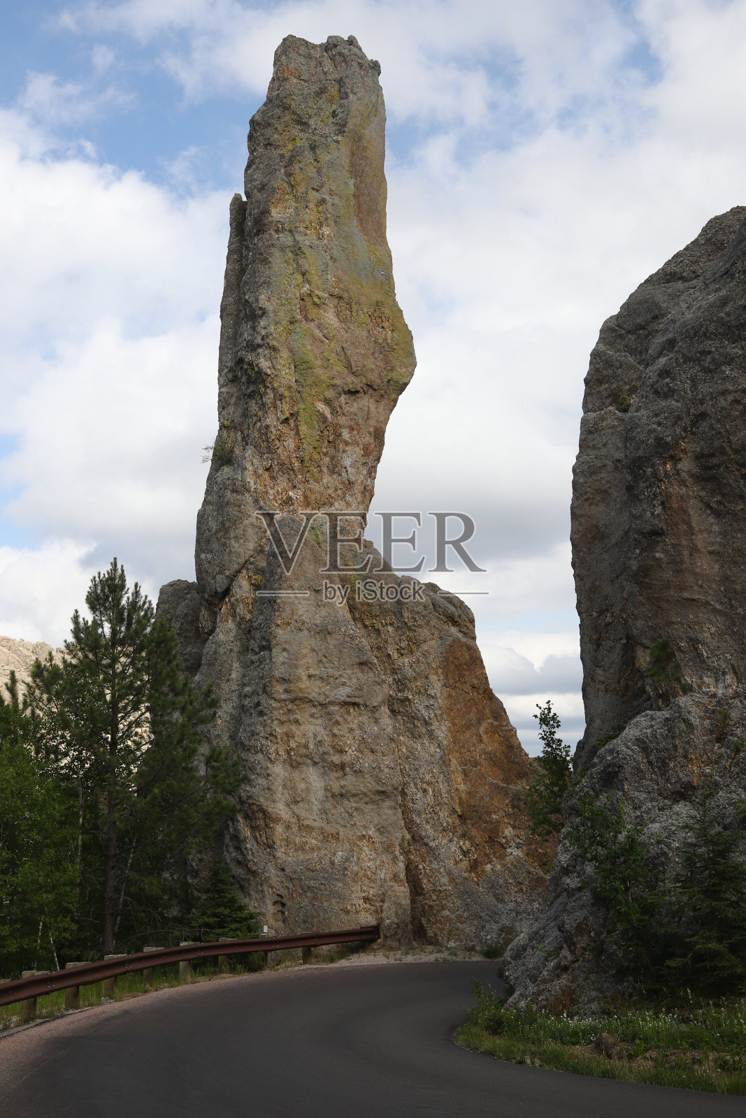 南达科塔布莱克山，尼德斯高速公路沿线的典型岩层照片摄影图片