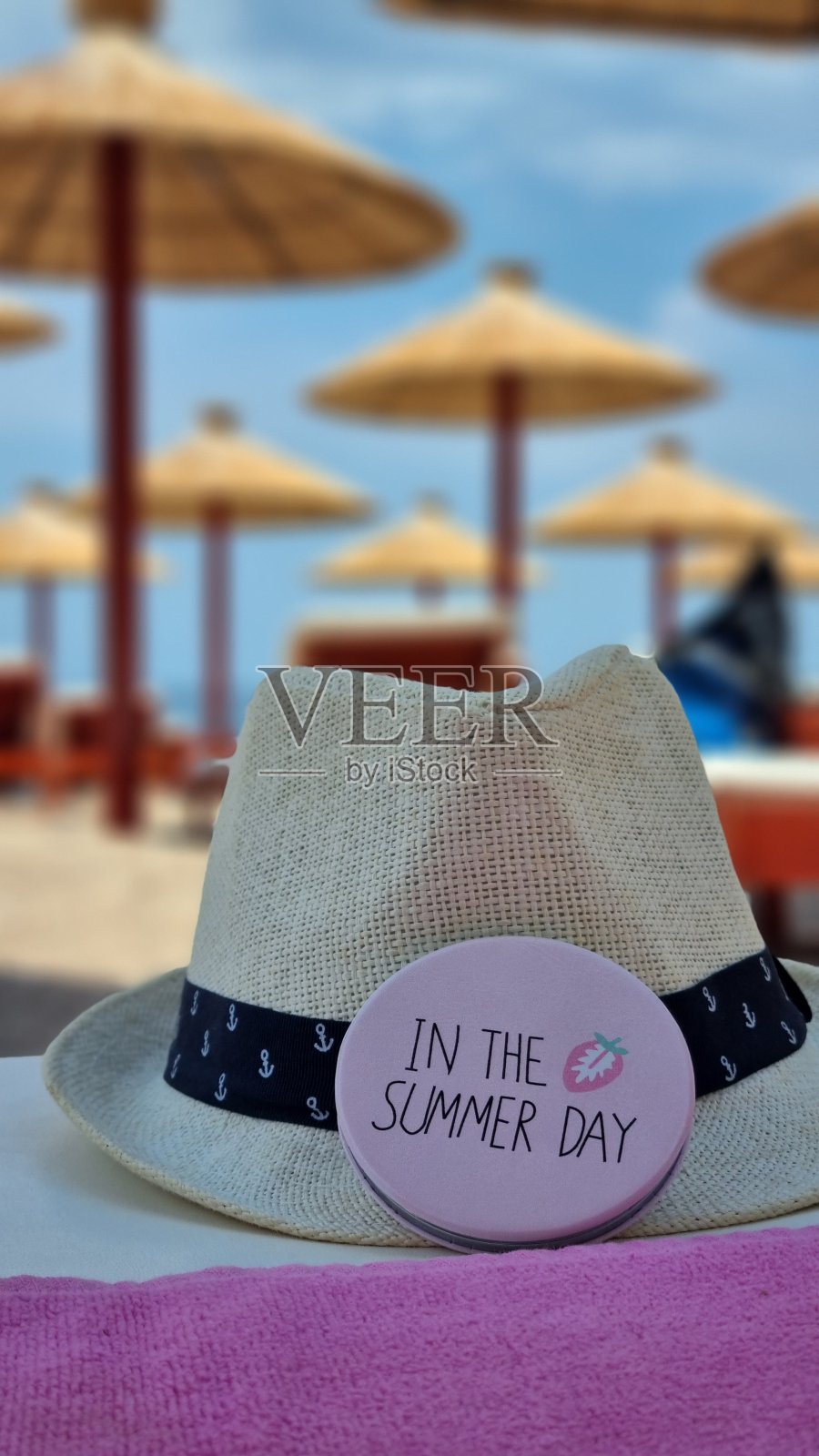 躺在夏日沙滩上的遮阳棚下照片摄影图片