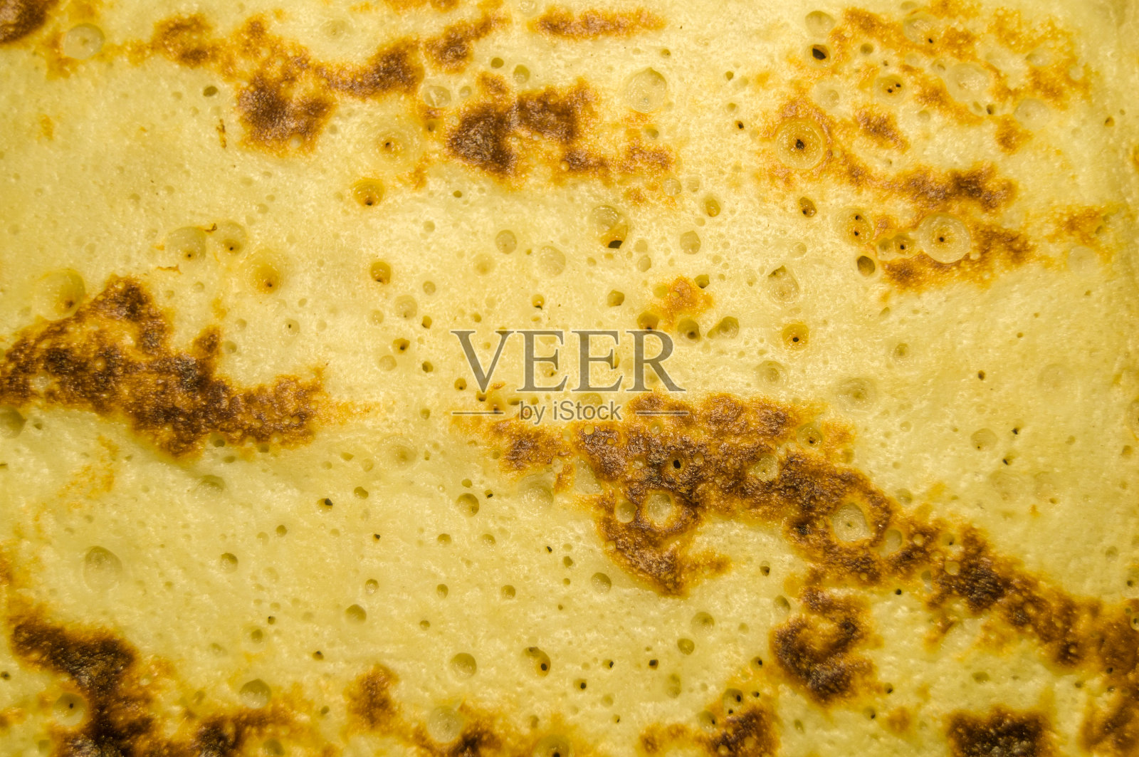 新鲜的自制煎饼在盘子上的特写。忏悔节。煎饼的一天。Maslenitsa。为节日做食物。软焦点照片摄影图片