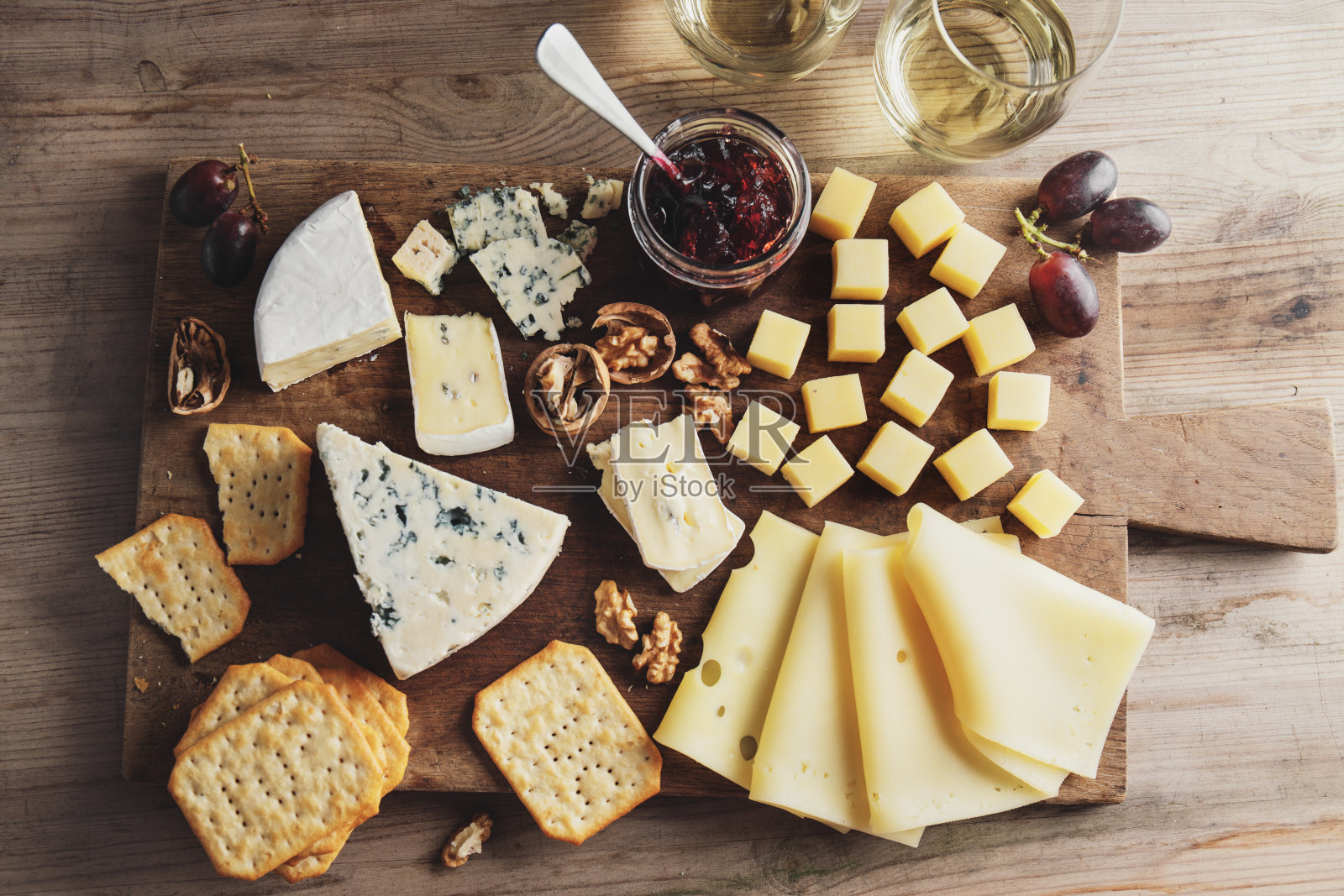 奶酪和葡萄在木头上的不同艺术照片摄影图片