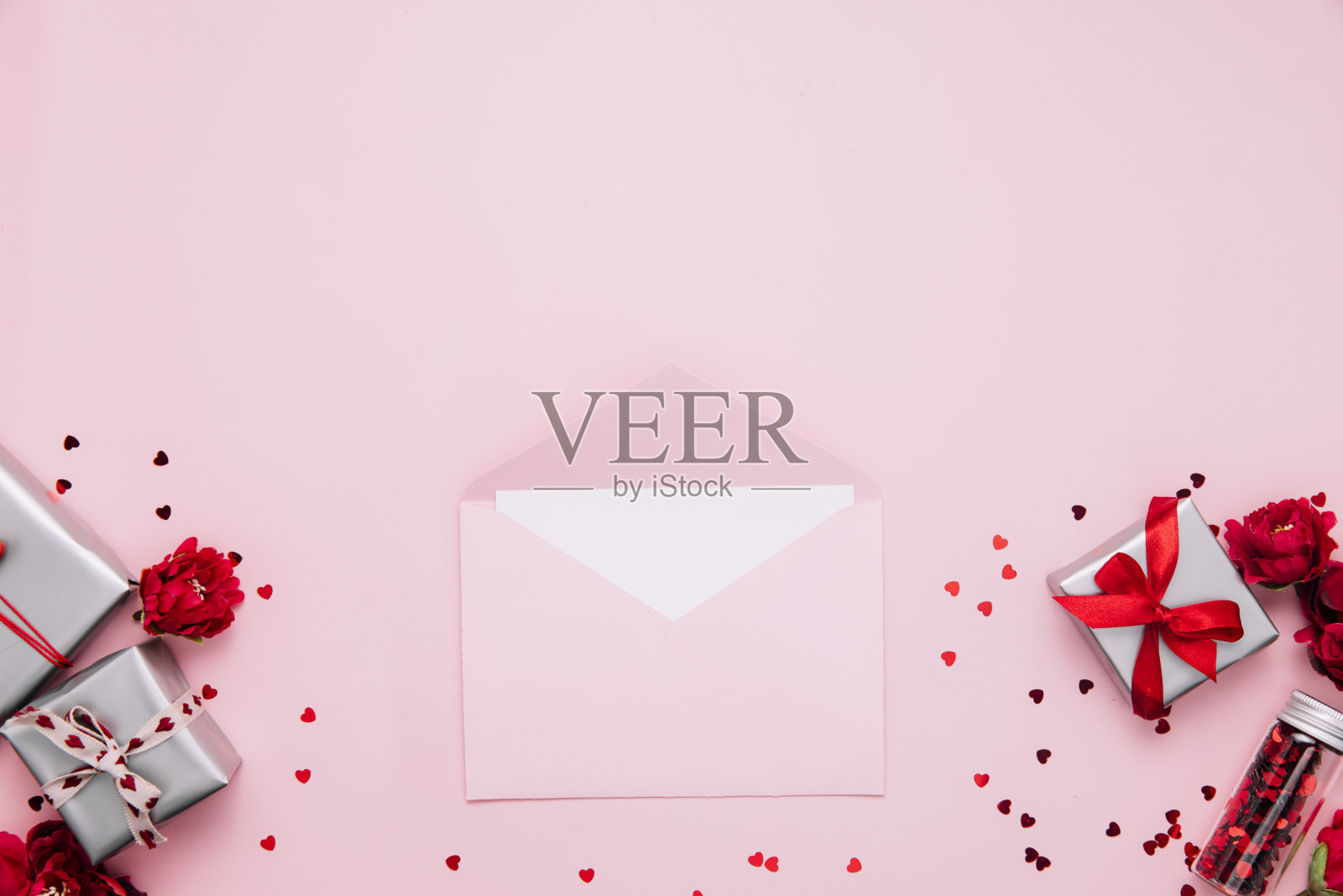 情人节贺卡模板，打开粉色信封与空白页信息照片摄影图片