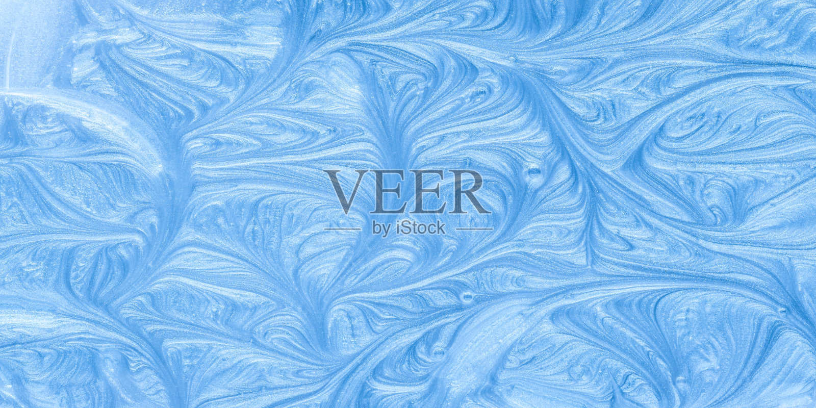 带有漩涡图案的寒冷冬季背景。蓝墨水，闪亮的珍珠颜料，流畅的艺术。抽象的画纹理。现代绘画，创意壁纸。艺术画布。照片摄影图片