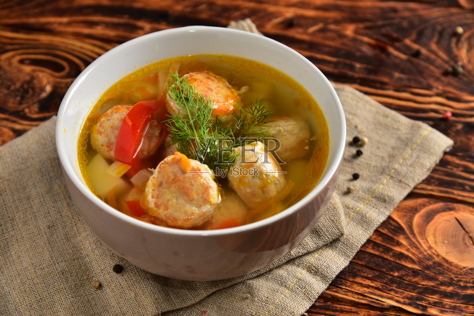 桌上的白色盘子里放着传统的乌克兰肉丸汤照片摄影图片