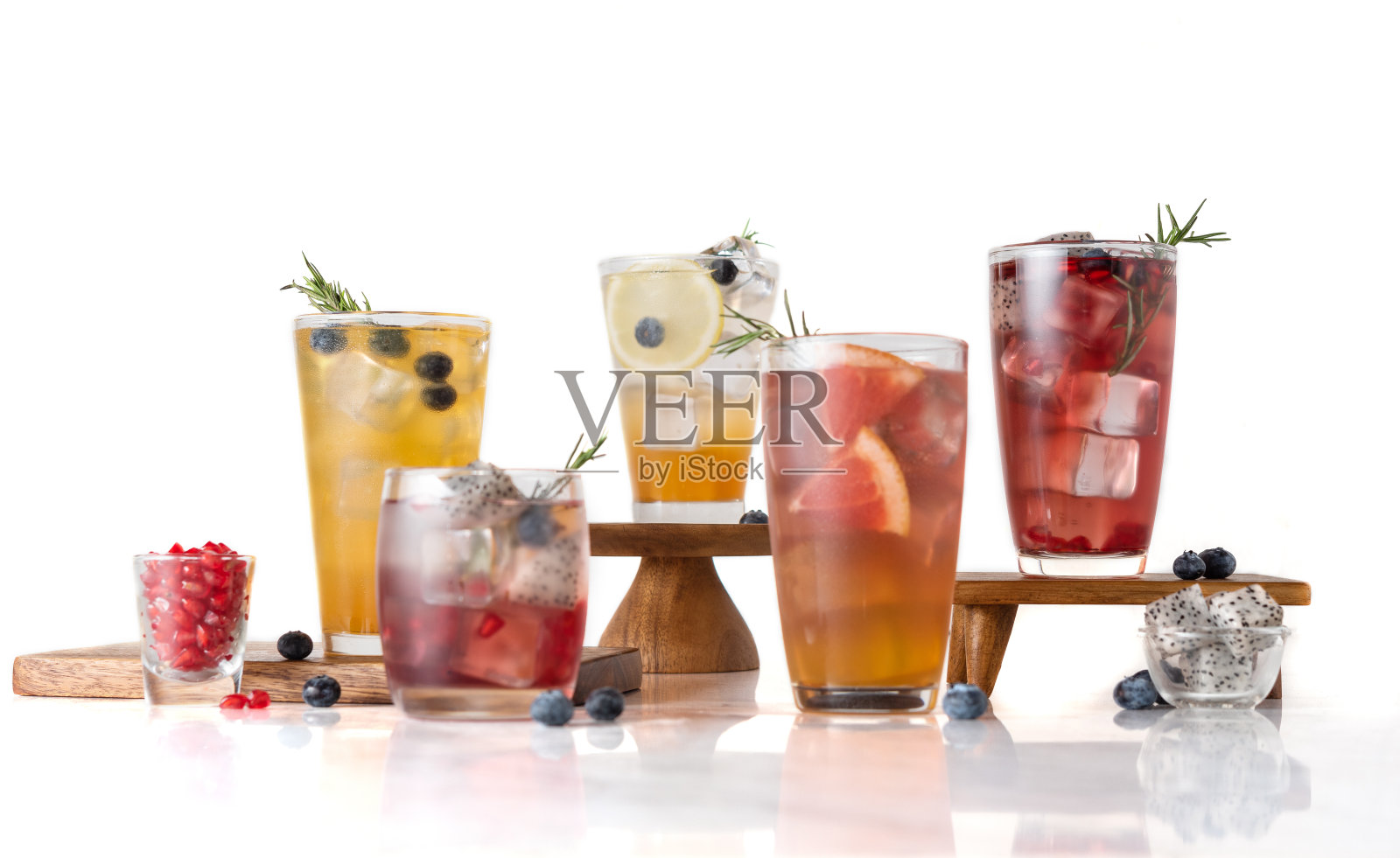 食品健康理念:大量注入排毒水，苏打水或果汁隔离在白色背景上照片摄影图片