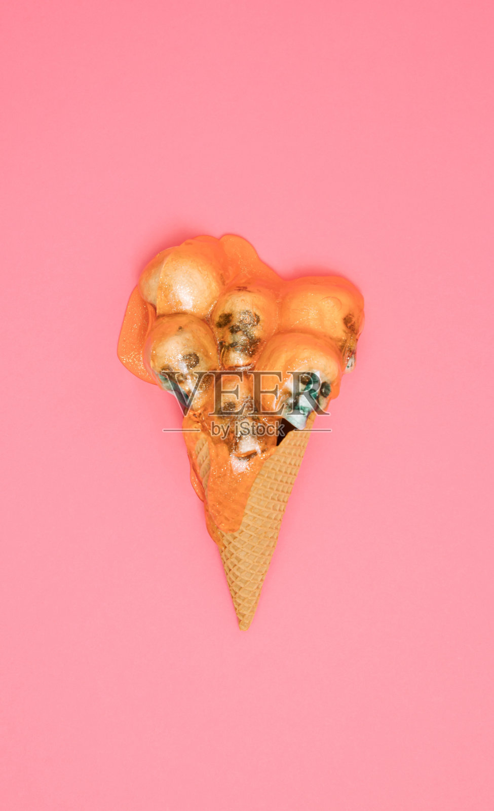 加了骷髅头和配料的冰淇淋蛋筒。平的。照片摄影图片