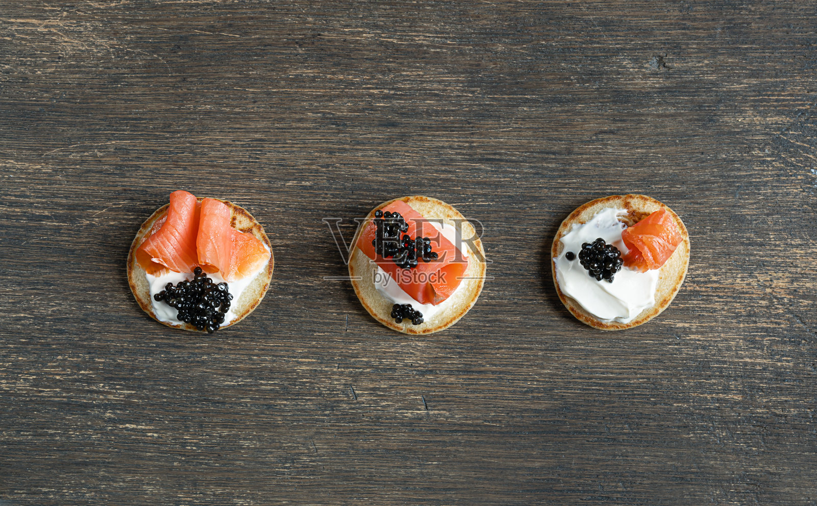 三个煎饼配黑鱼子酱照片摄影图片