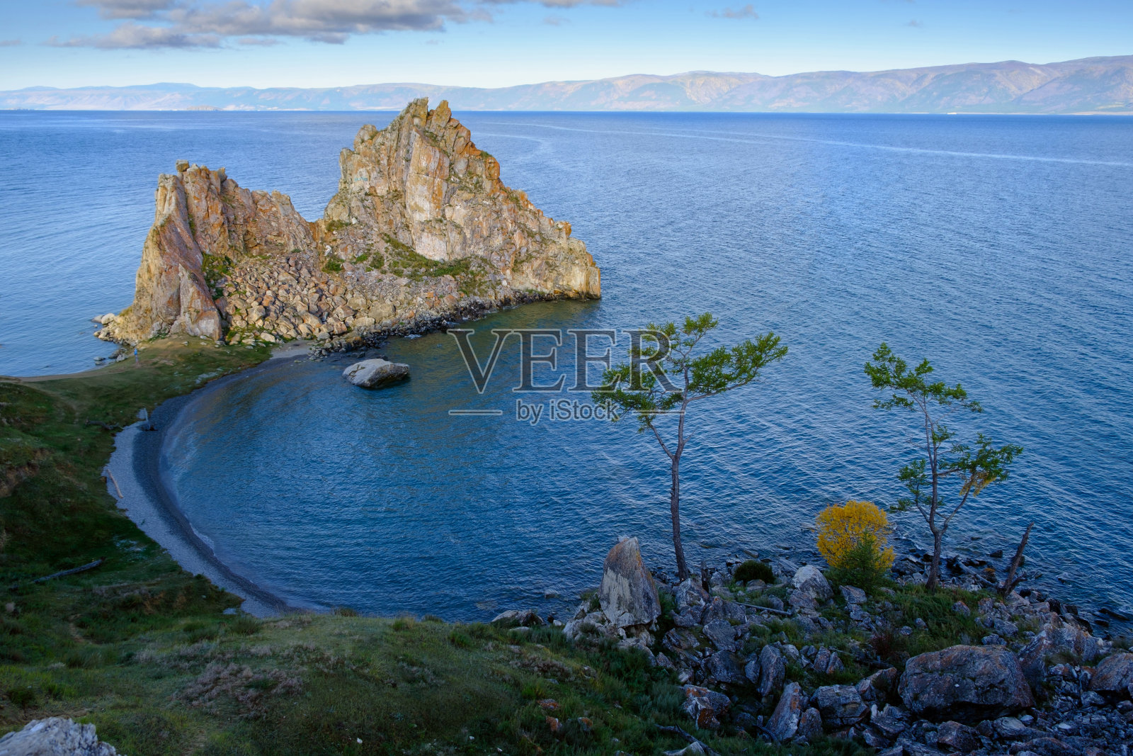 9月，俄罗斯西伯利亚奥尔洪岛胡日尔附近的贝加尔湖上的沙曼卡岩。贝加尔湖是世界上最大的淡水湖。照片摄影图片