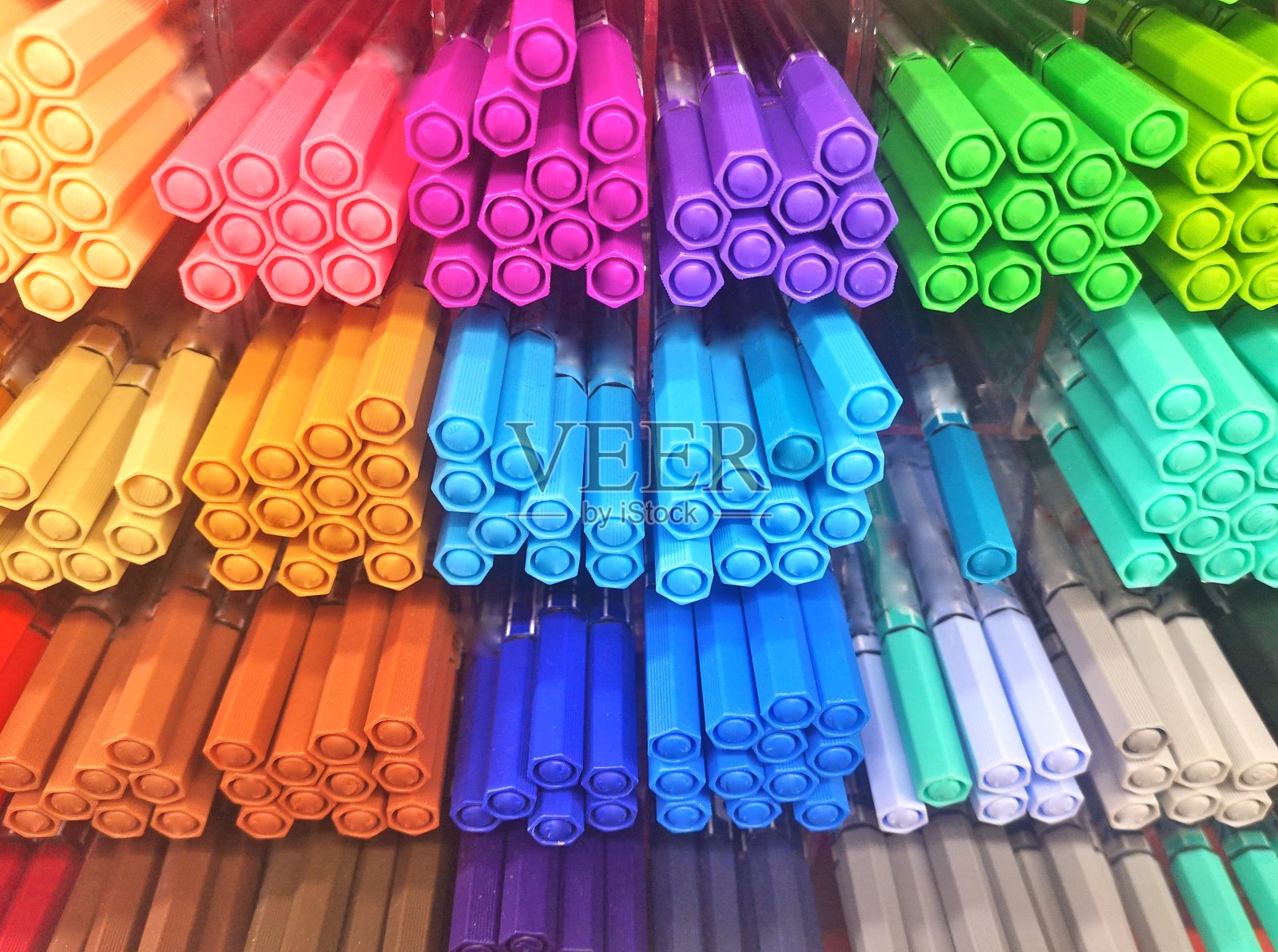 许多不同颜色的毡笔可供选择。 文具店的一架子毡笔。照片摄影图片