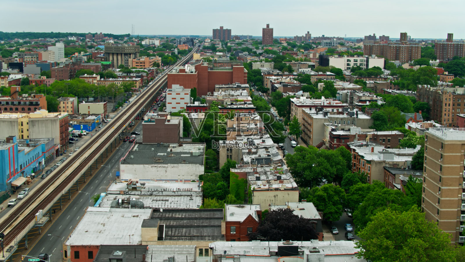 布鲁克林大西洋大道上空的高架轨道-空中照片摄影图片