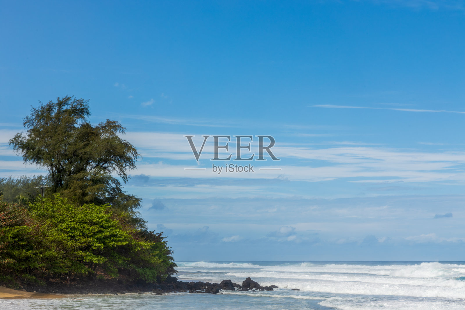 Kawai岛Kalihiwai海滩上的暴风雨海洋照片摄影图片