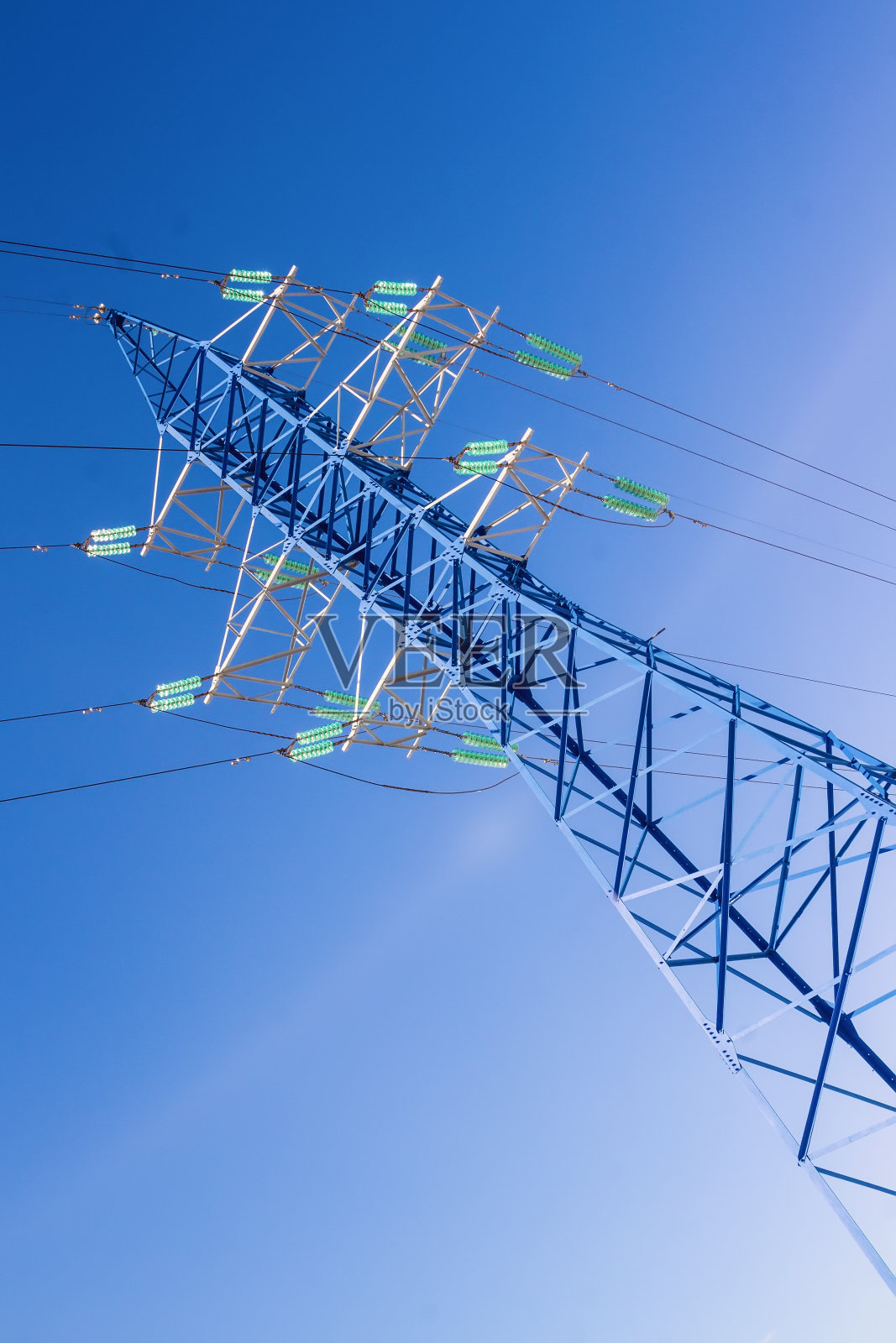 电塔映着湛蓝的天空照片摄影图片