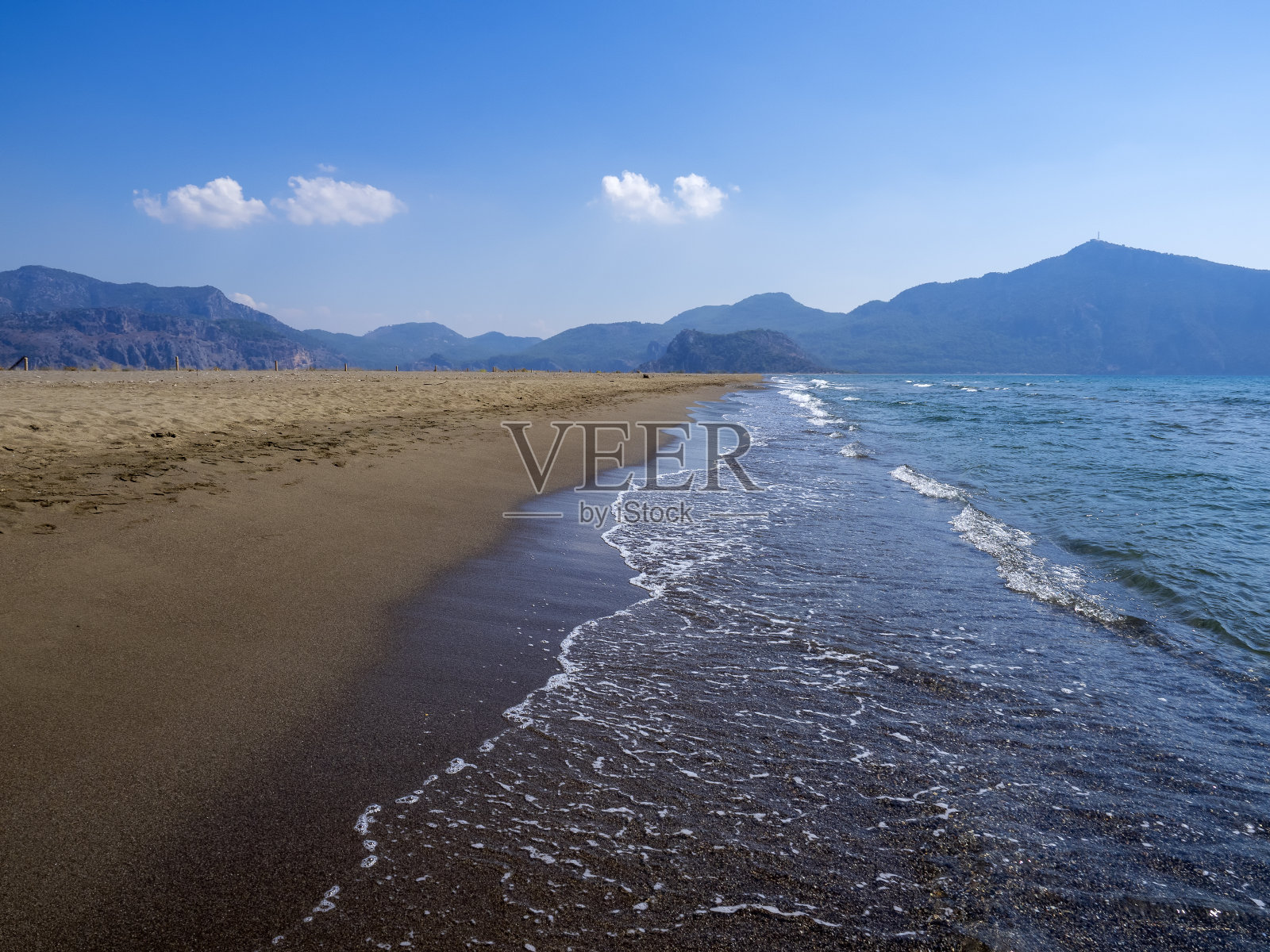 沙滩上的海浪照片摄影图片