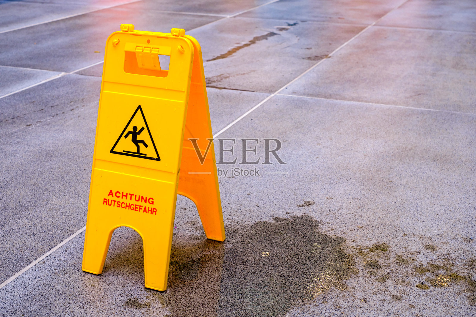 德国的警告标志很滑照片摄影图片