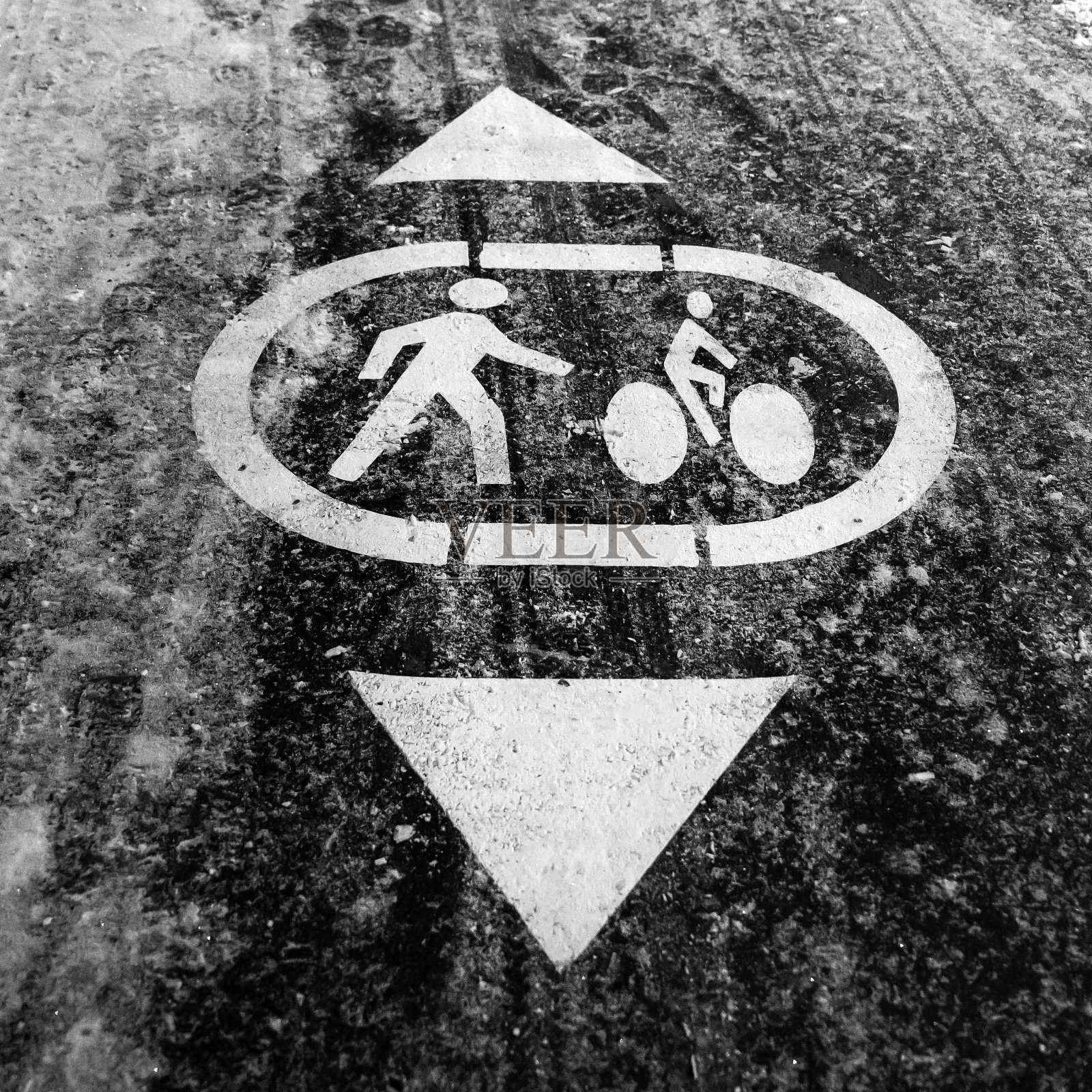 冬季自行车道上的白色行人和自行车标志照片摄影图片