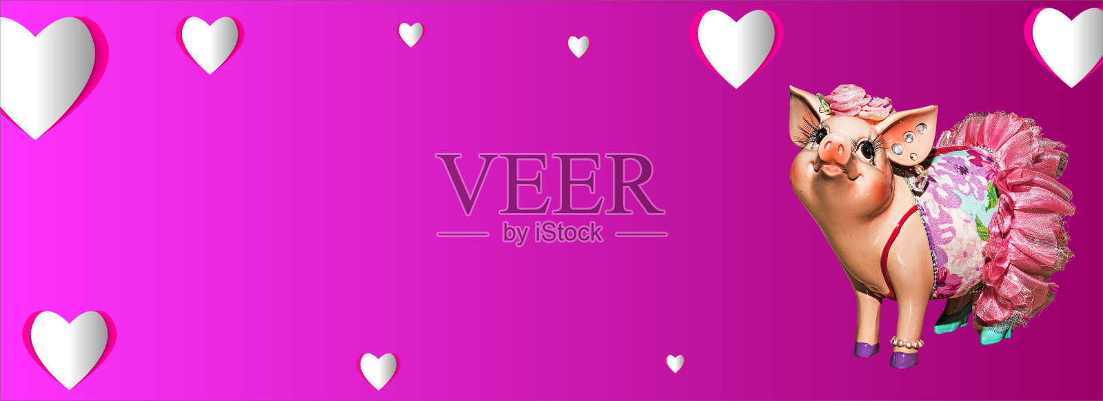 一个可爱的猪的陶瓷图形在背景与心与文本的复制空间。情人节贺卡照片摄影图片