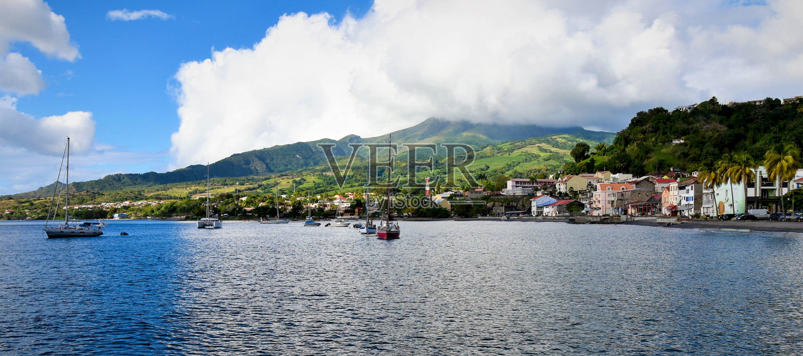 船停泊在圣皮埃尔照片摄影图片