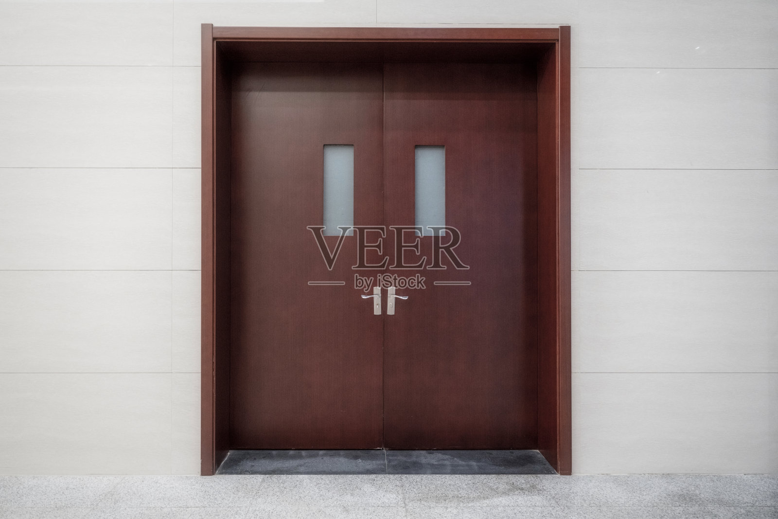 干净空旷，明亮的室内建筑门口入口照片摄影图片