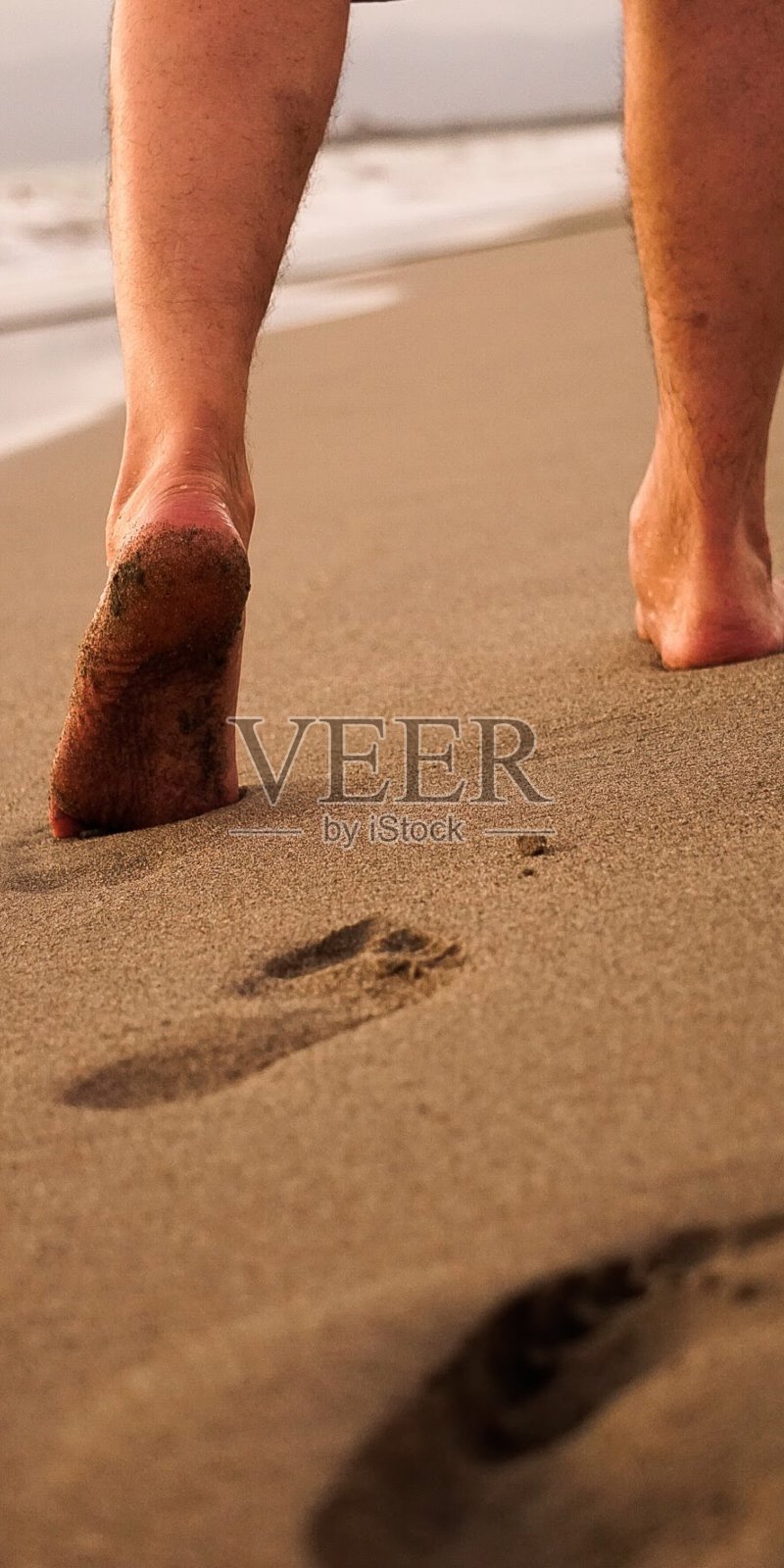 走在海滩上照片摄影图片