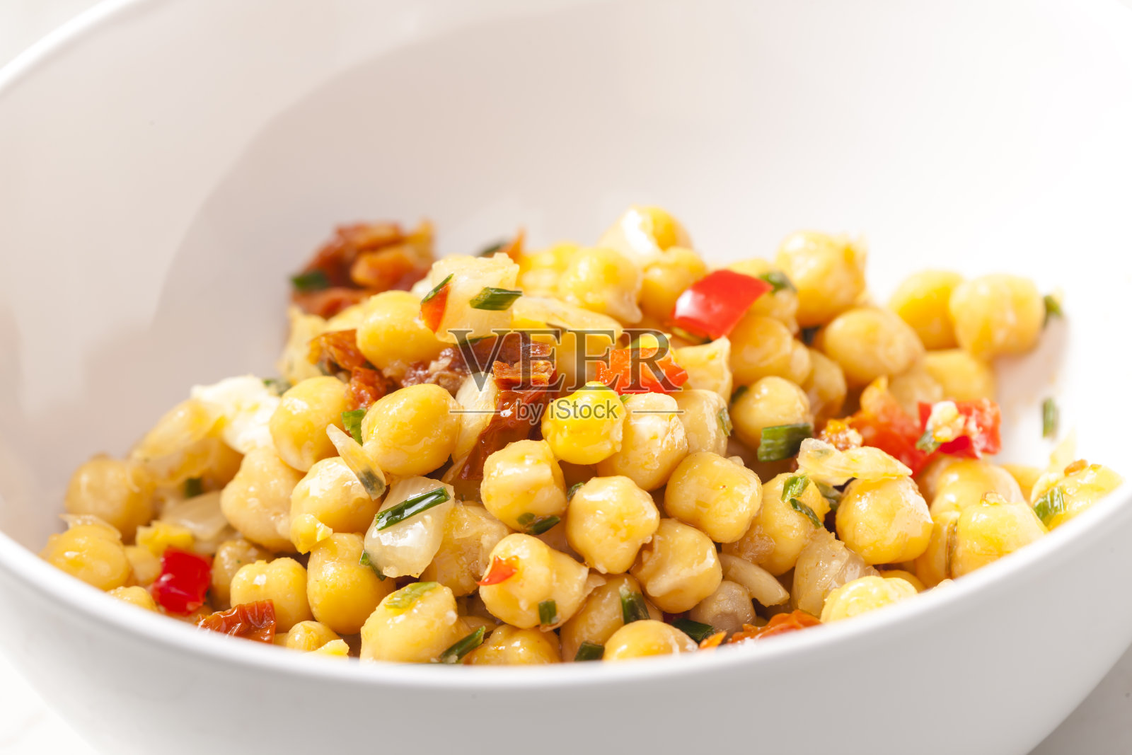 鸡肉豌豆沙拉配红辣椒照片摄影图片