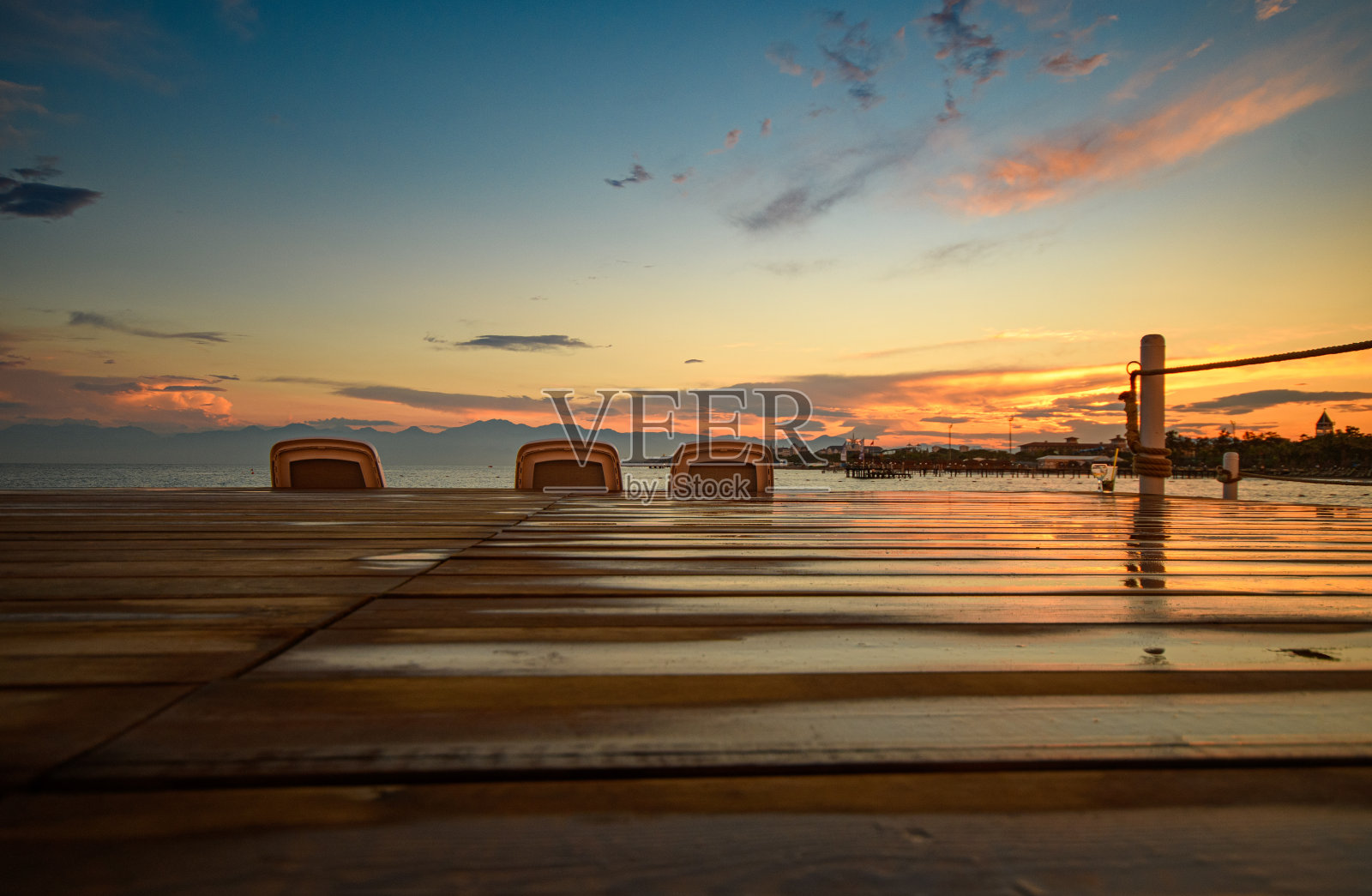 三把椅子和玻璃照片摄影图片