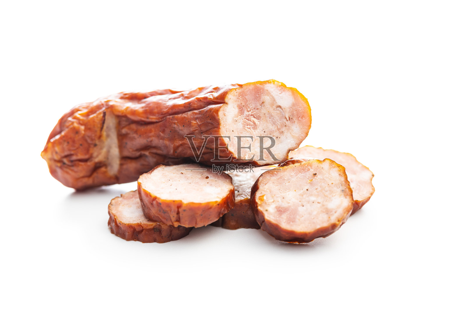 烟熏猪肉香肠。切香肠。照片摄影图片