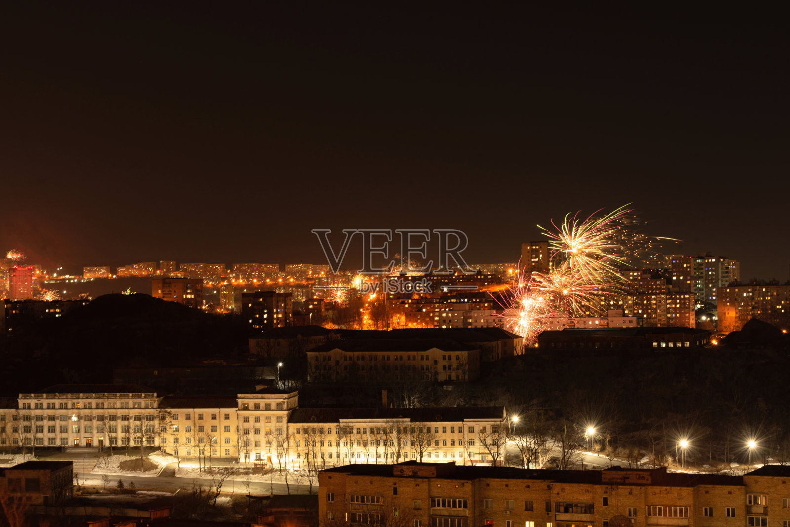 在庆祝新年的夜晚，城市里会燃放烟花。软焦点的背景照片摄影图片