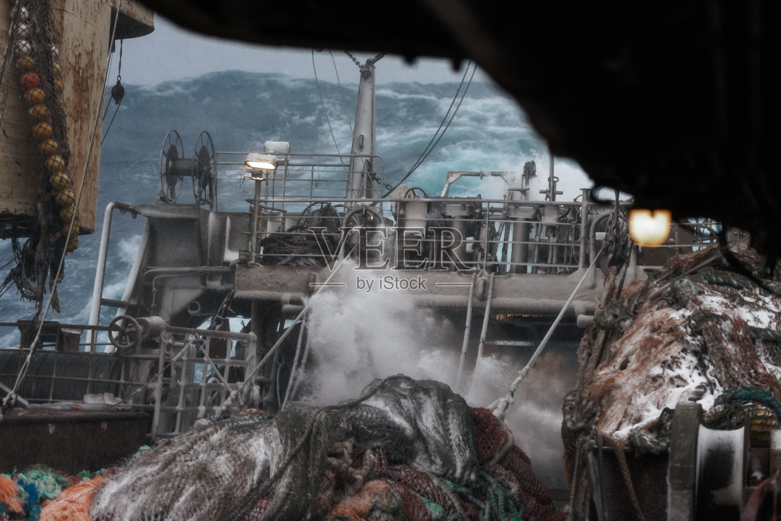 一个大浪击中了船照片摄影图片