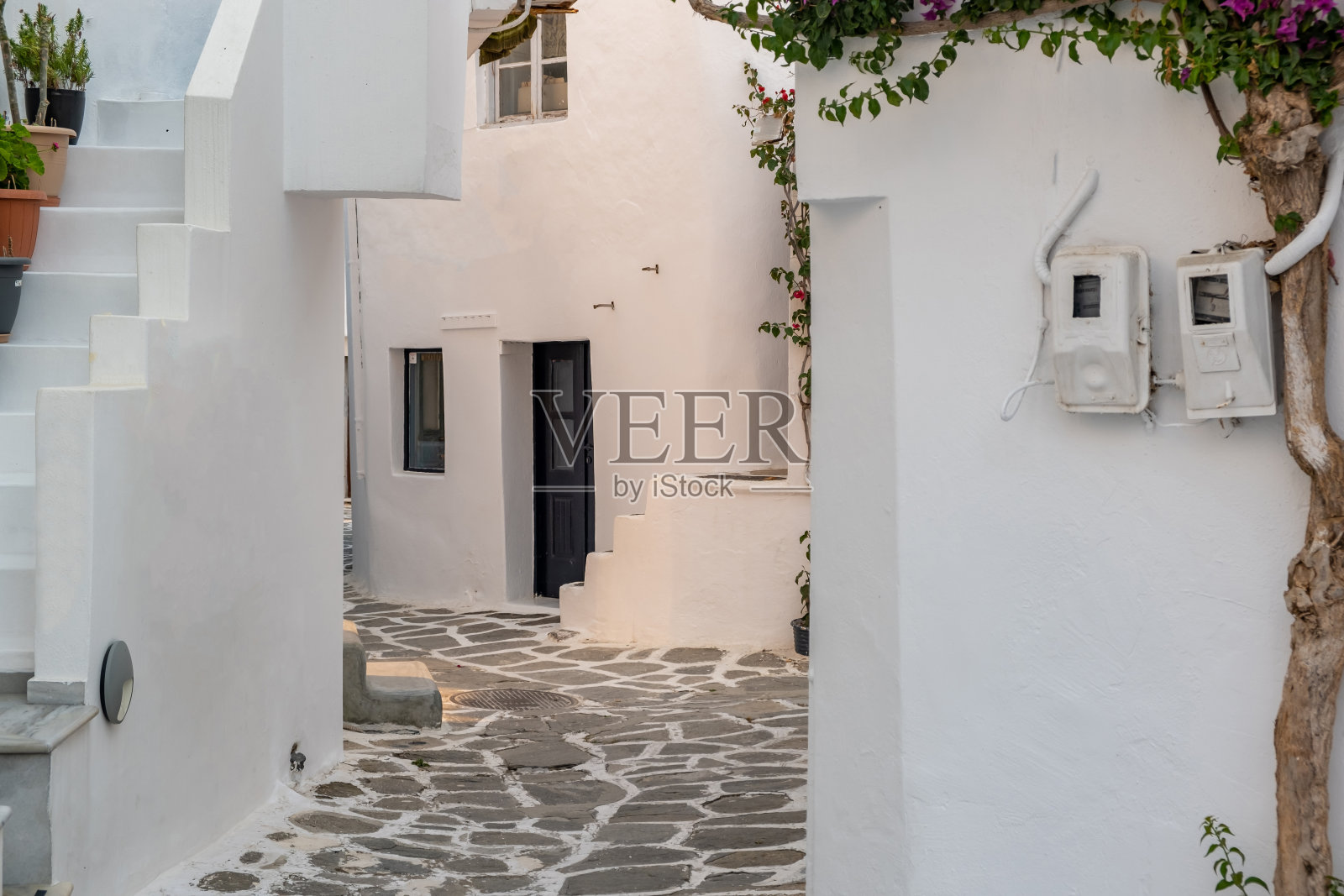 帕罗斯岛岛,希腊。Naousa古镇的白色建筑，空旷狭窄的鹅卵石街道照片摄影图片