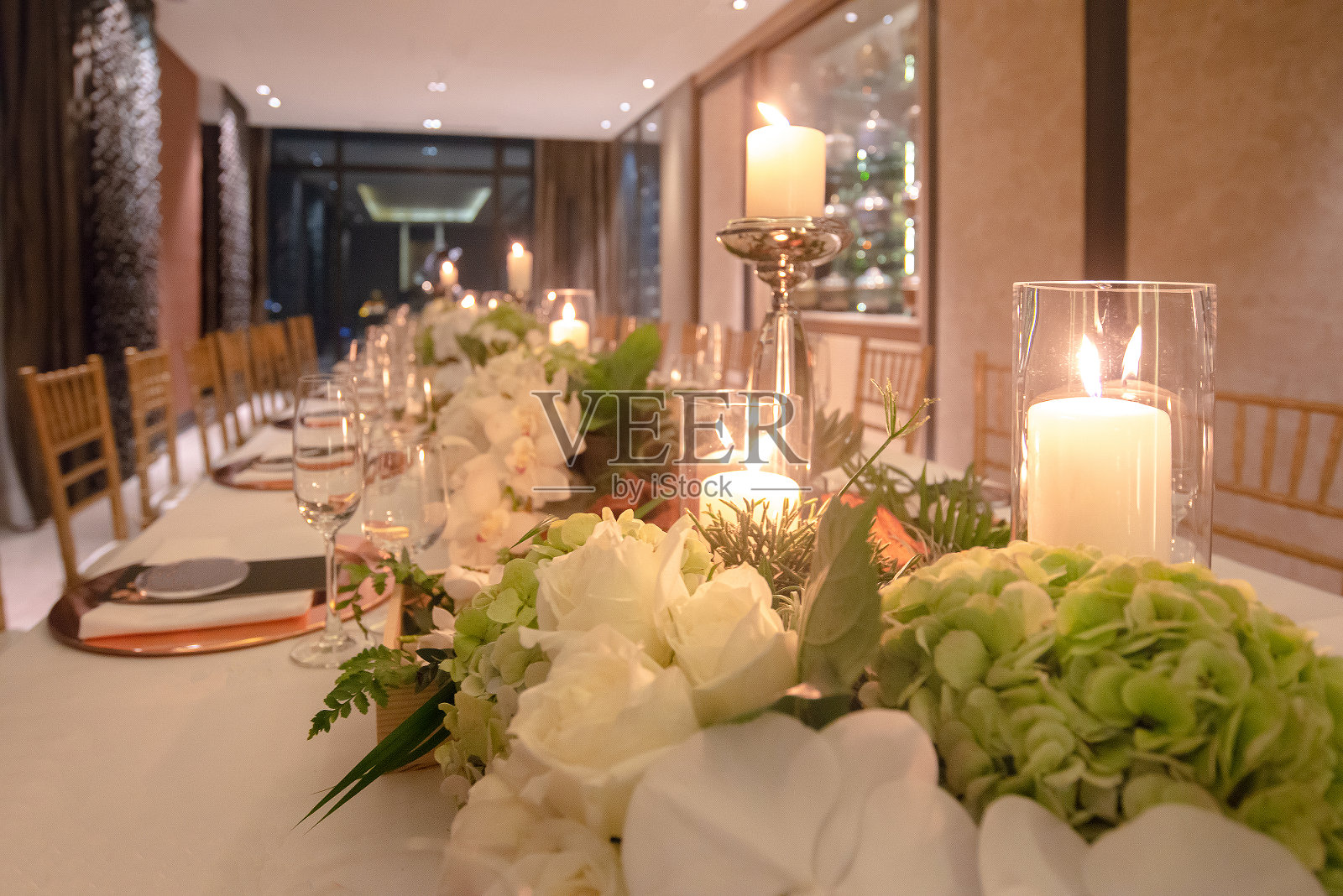 精致的餐桌上以蜡烛和鲜花装饰奢华的心情照片摄影图片