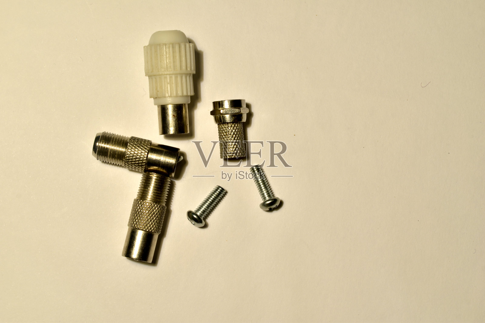 连接天线和电视的电缆的详细信息。照片摄影图片