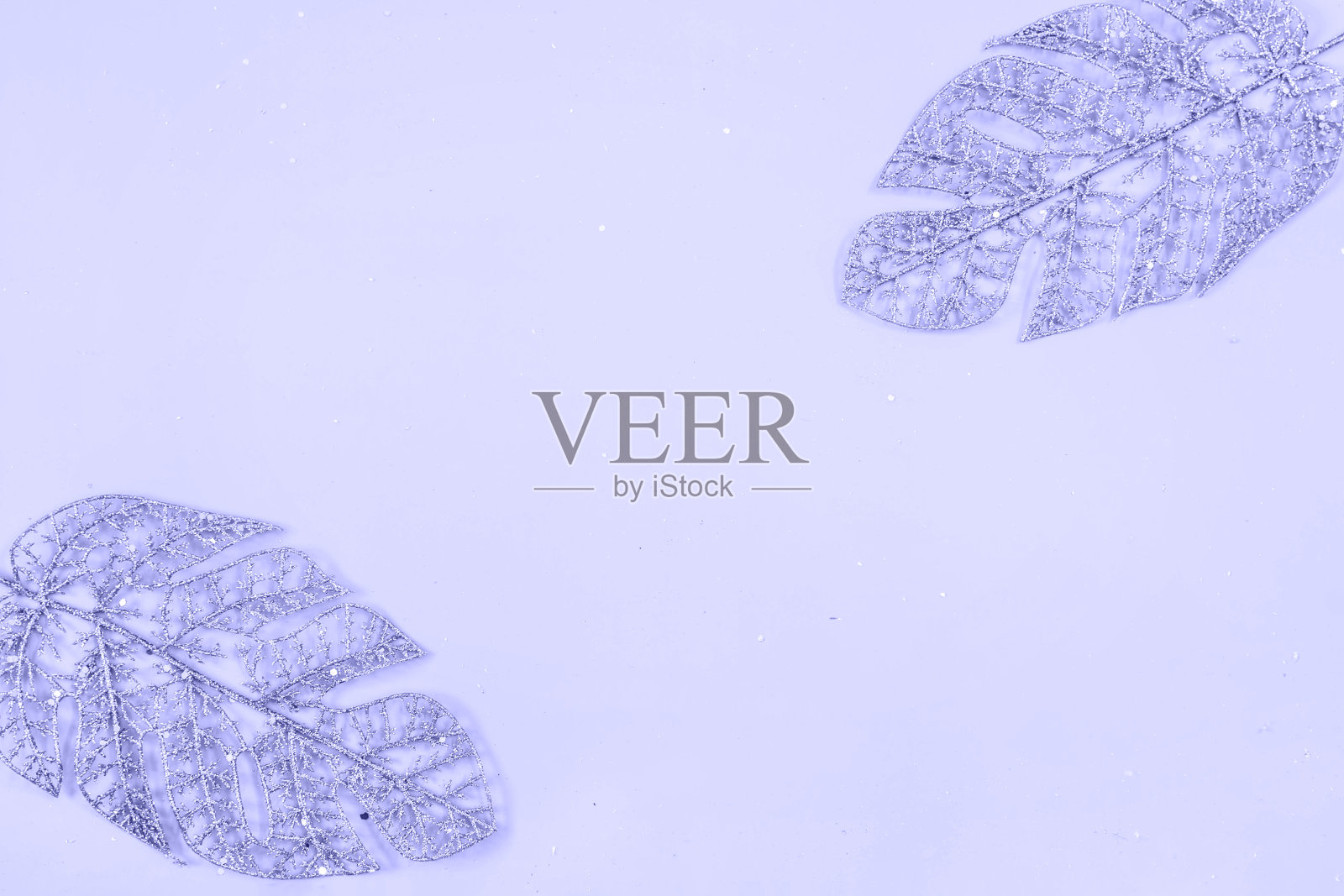 金色的人工叶子在粉红色的背景与文本的复制空间。最小的风格。平的。庆祝美丽的背景。照片摄影图片