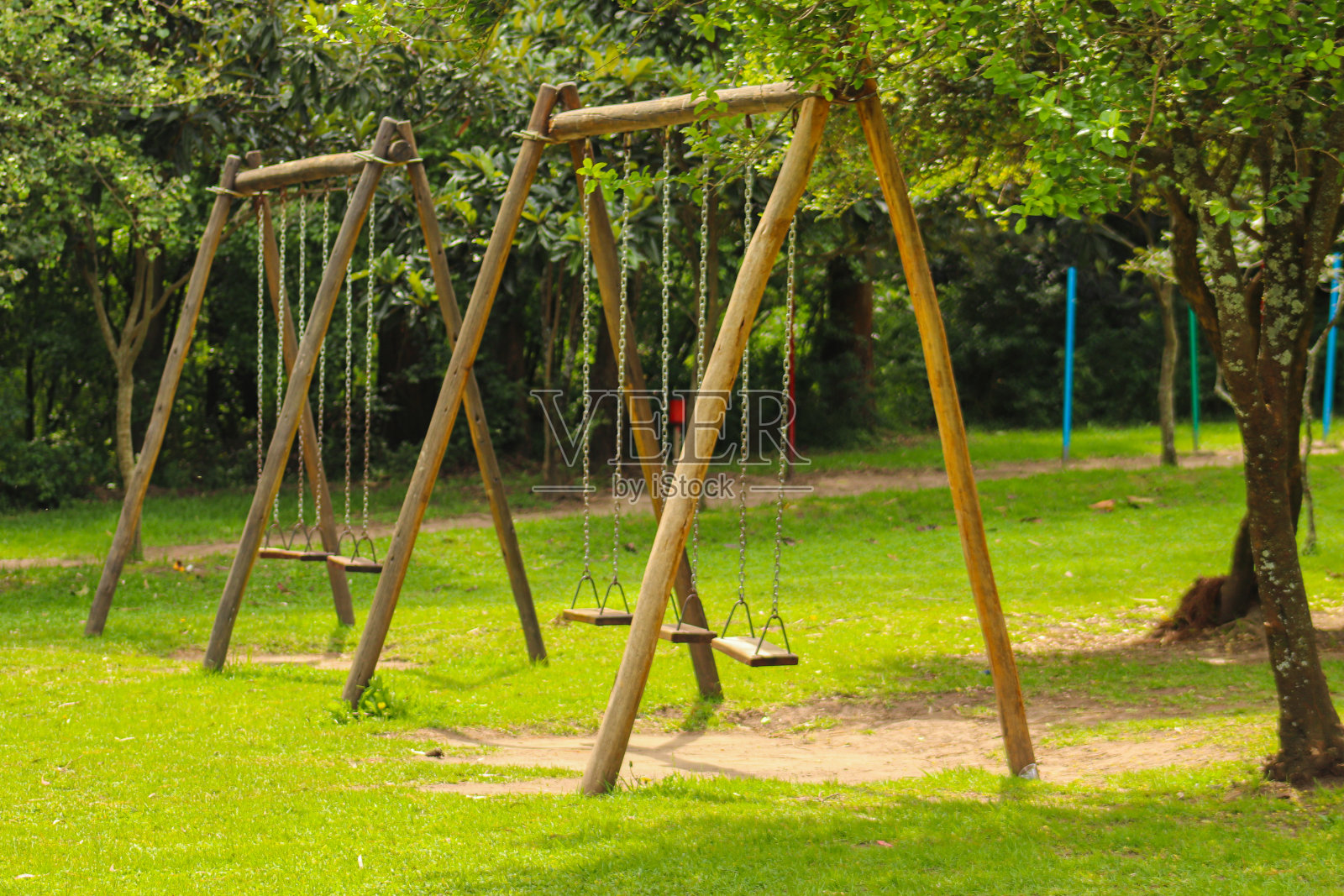 公园里的设施、椅子、游戏和孩子的照片照片摄影图片