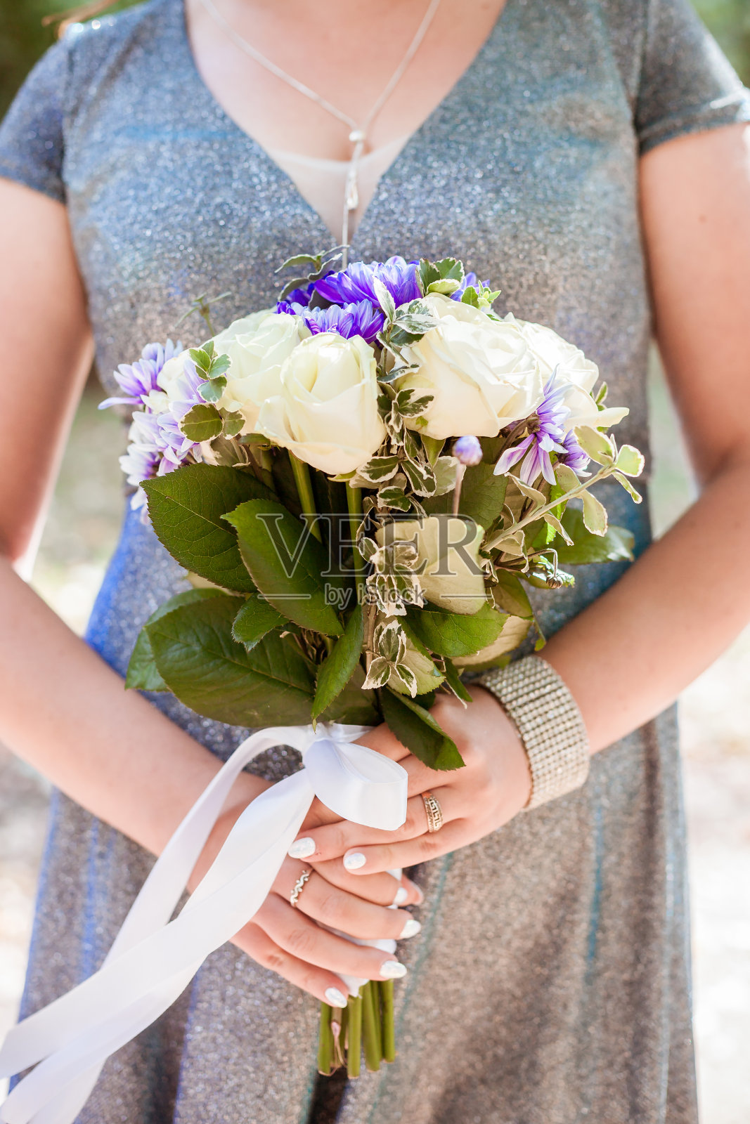 花束，带有玫瑰、菊花和白竹叶照片摄影图片