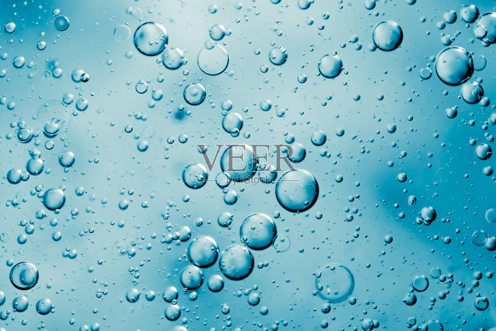 水滴在蓝色的背景上。纹理照片摄影图片