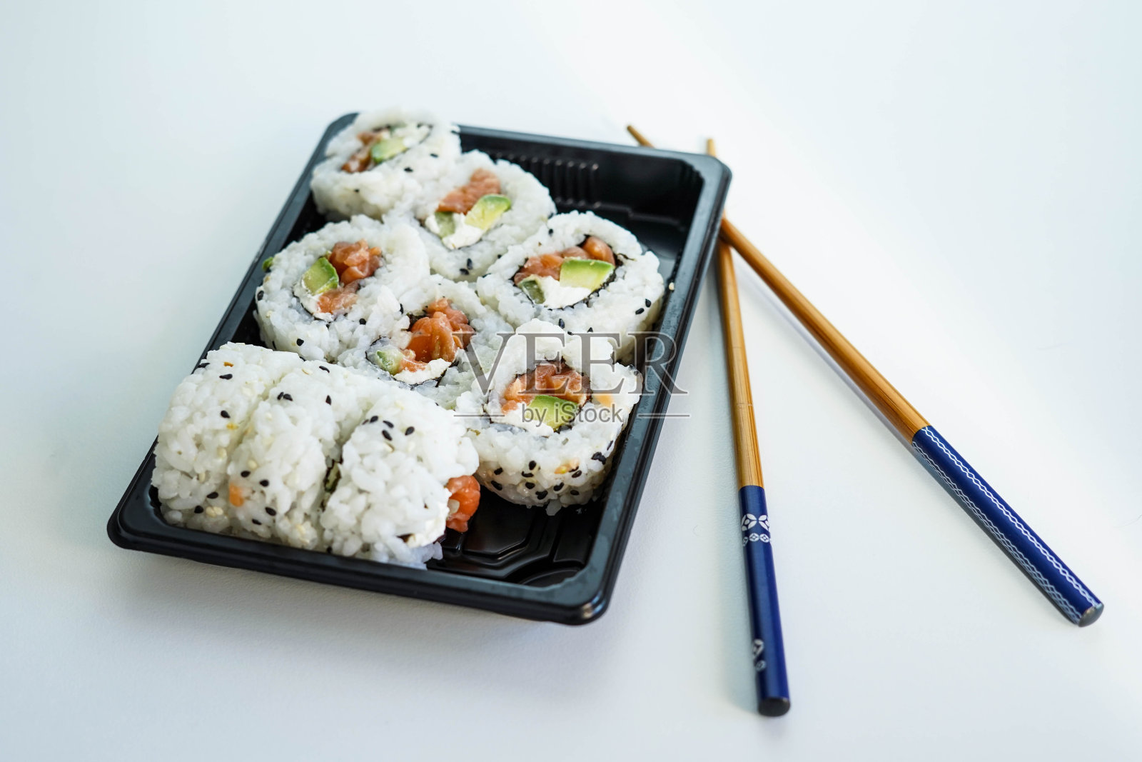 托盘上有什锦寿司。加利福尼亚卷。照片摄影图片