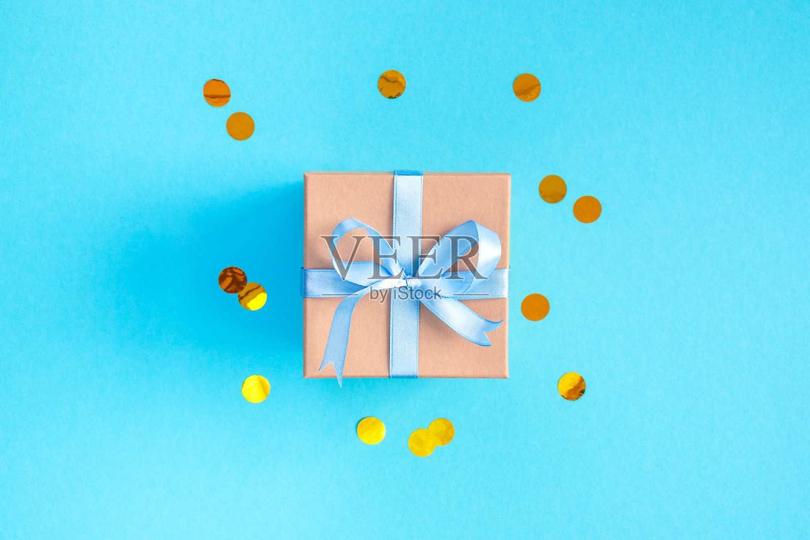 礼品盒在蓝色的背景与五彩纸屑。照片摄影图片