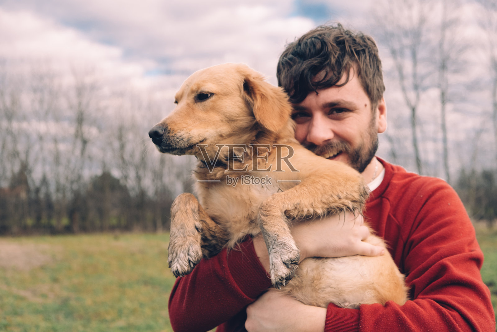 人和狗享受大自然照片摄影图片