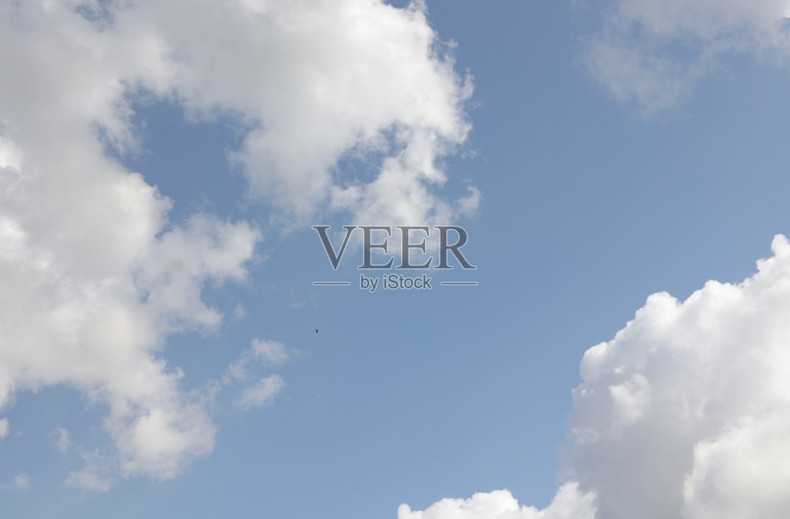 低角度观看加拿大上空的白云和蓝天照片摄影图片