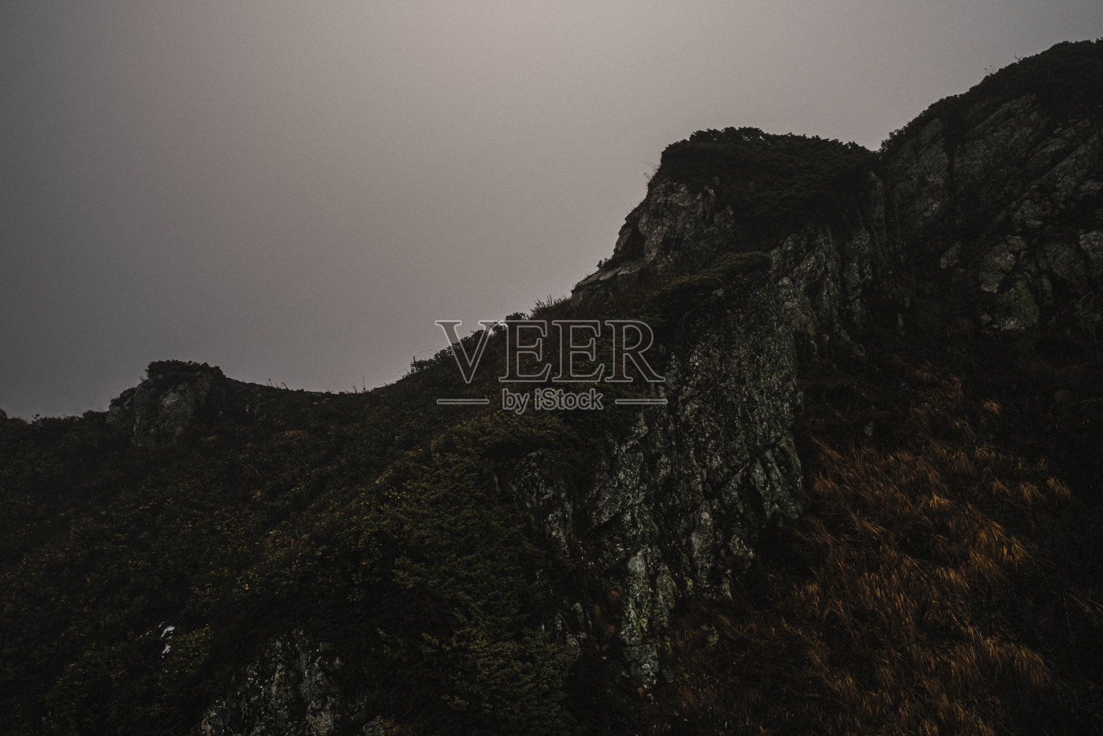 恶劣天气下雄伟的山脉照片摄影图片