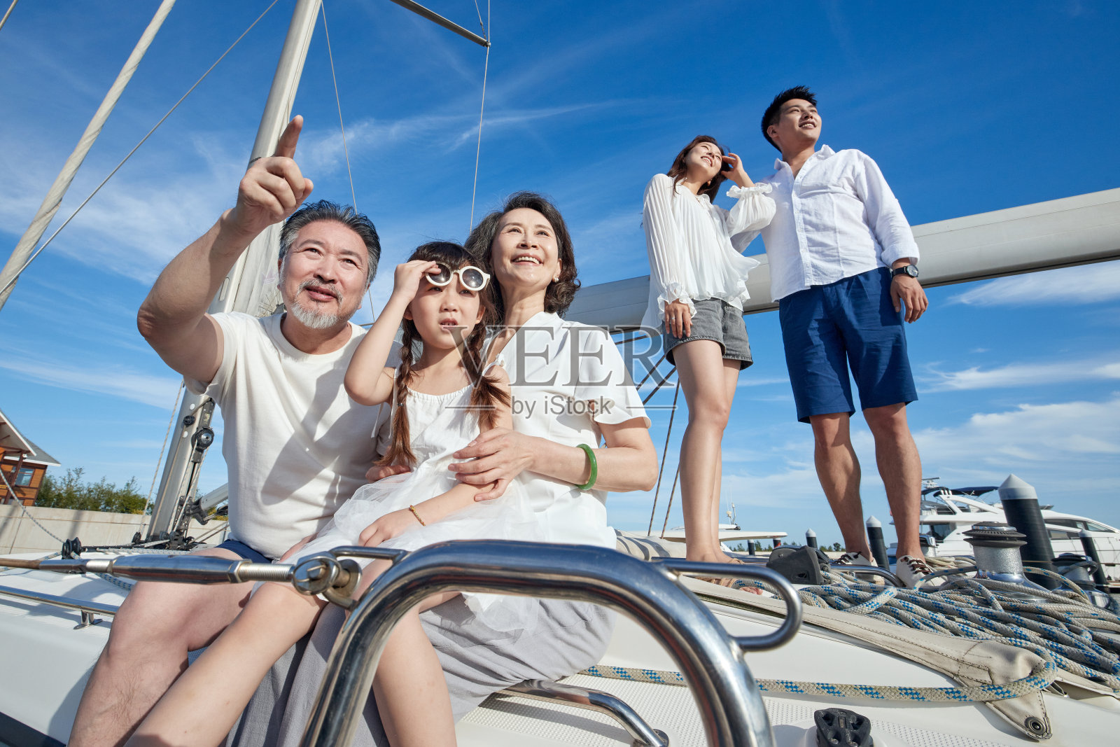 幸福的一家人出海远航照片摄影图片