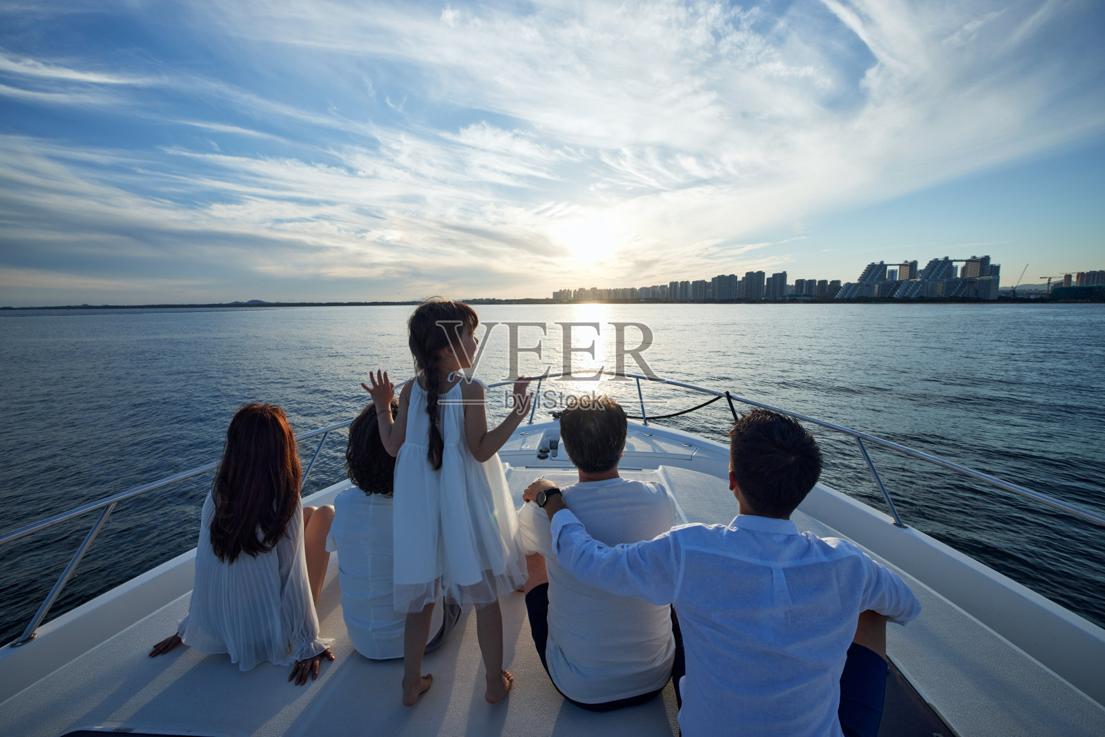 幸福的一家人驾着游艇出海照片摄影图片