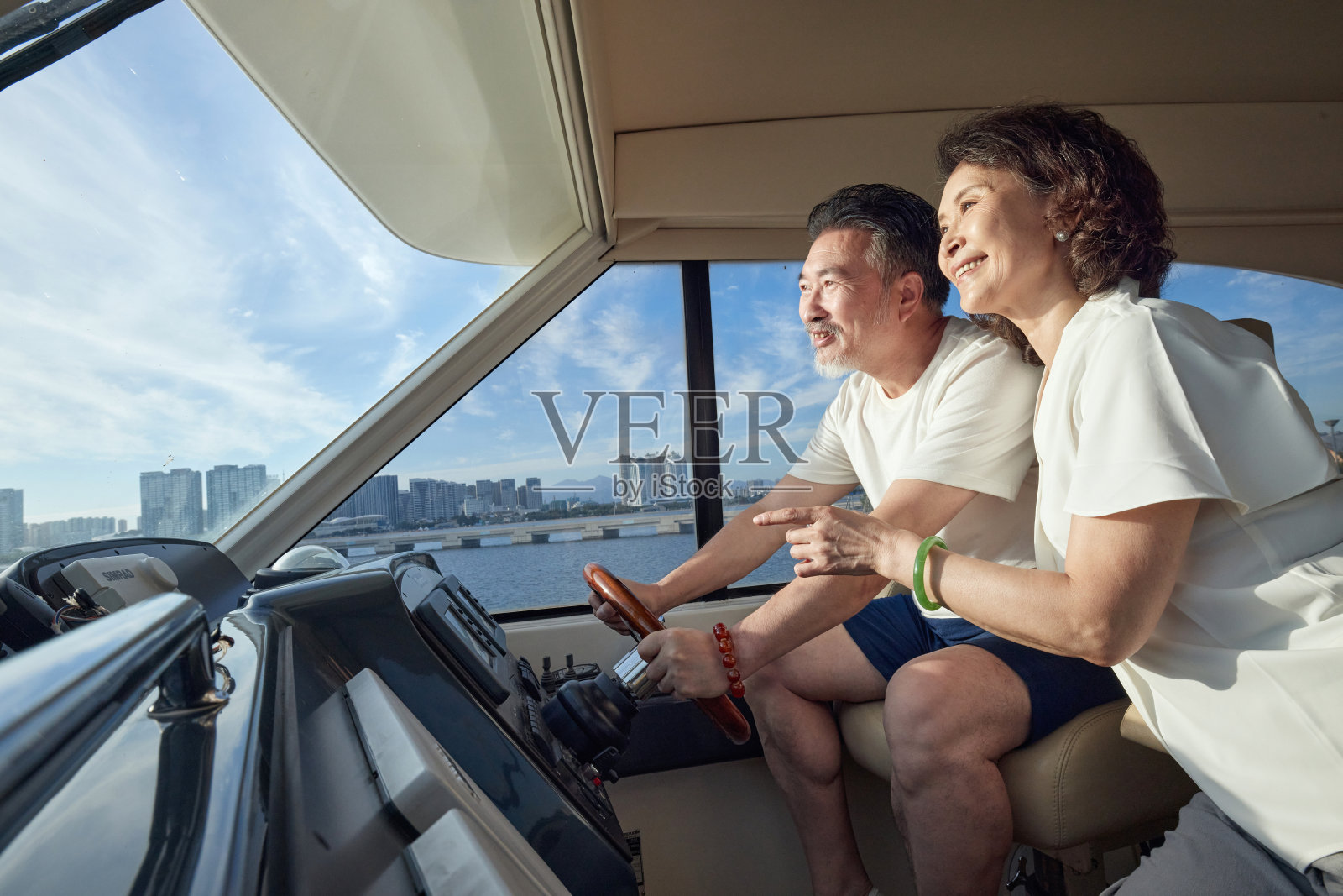 老夫妇驾驶帆船照片摄影图片