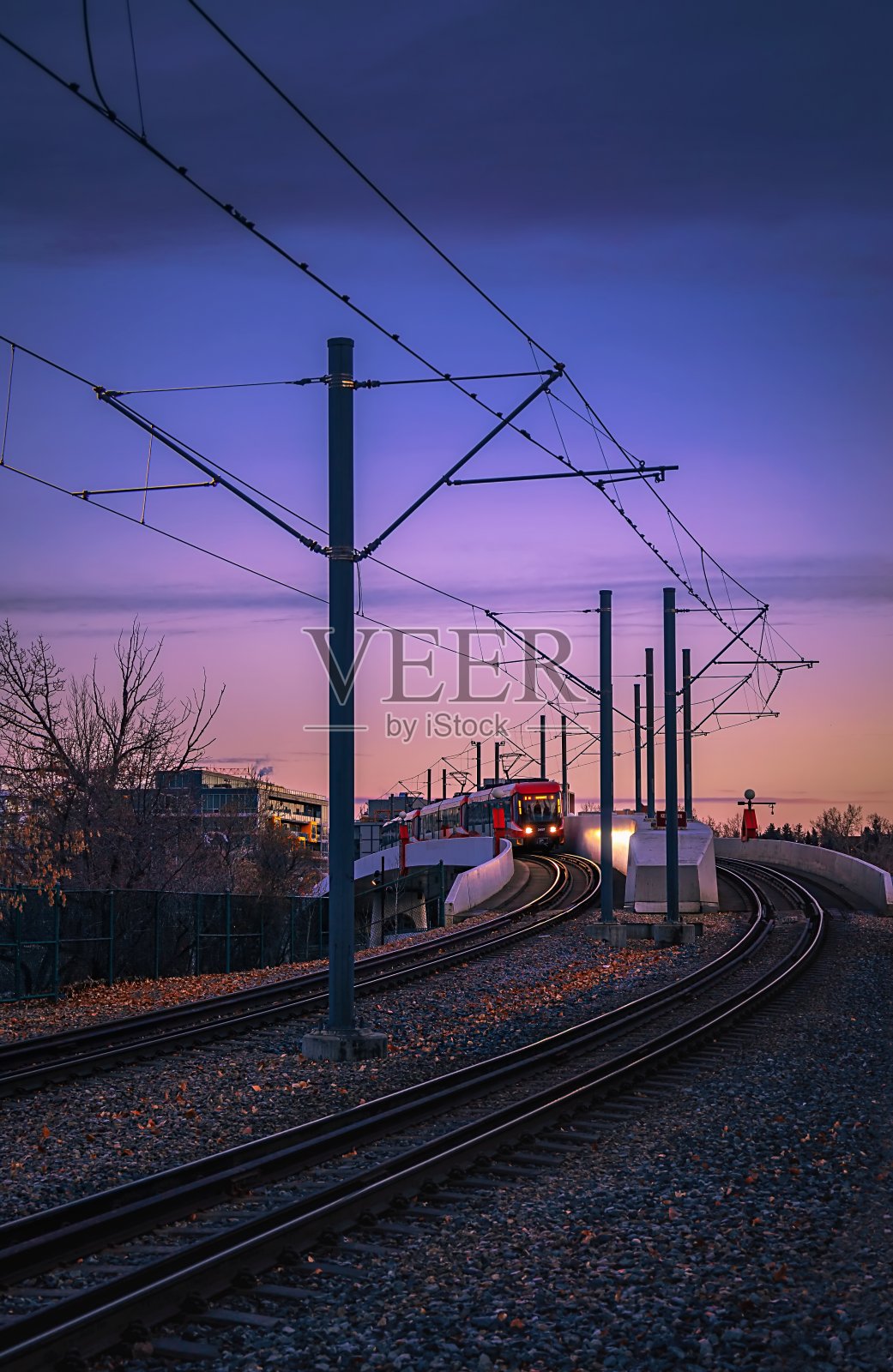 城市火车在日出通勤照片摄影图片